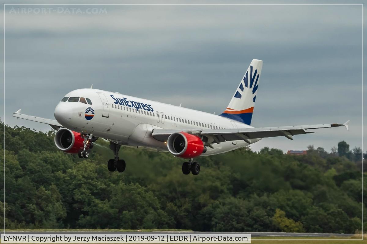 LY-NVR, 2000 Airbus A320-214 C/N 1370, Airbus A320-214