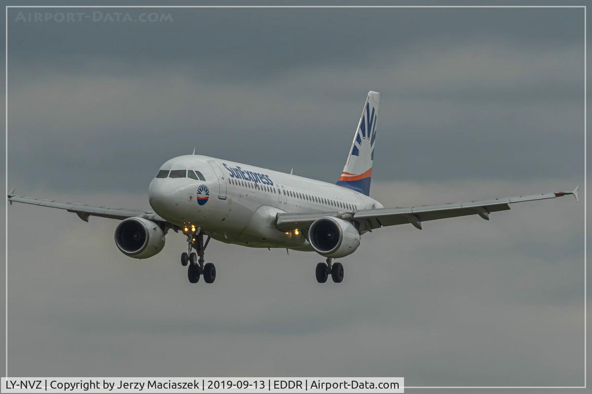 LY-NVZ, 1998 Airbus A320-214 C/N 921, Airbus A320-214,