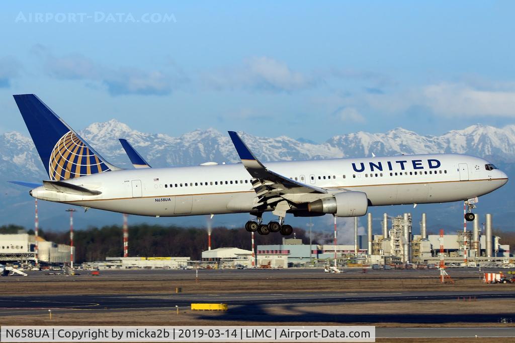 N658UA, 1993 Boeing 767-322 C/N 27113, Landing