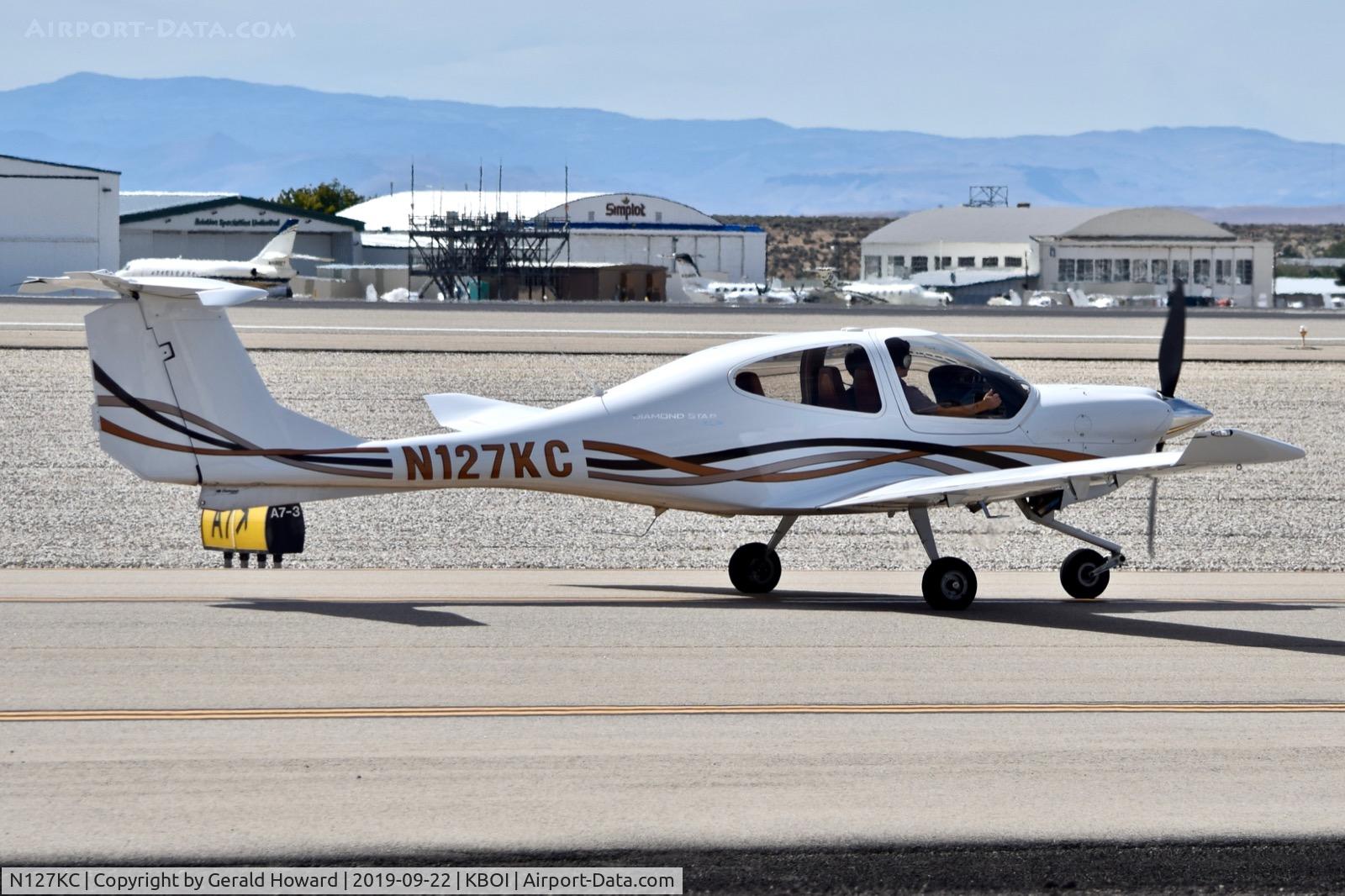 N127KC, 2011 Diamond DA-40 Diamond Star C/N 40.1127, Taxiing on Alpha. It is a Diamond DA-40, c/n 40.1147.