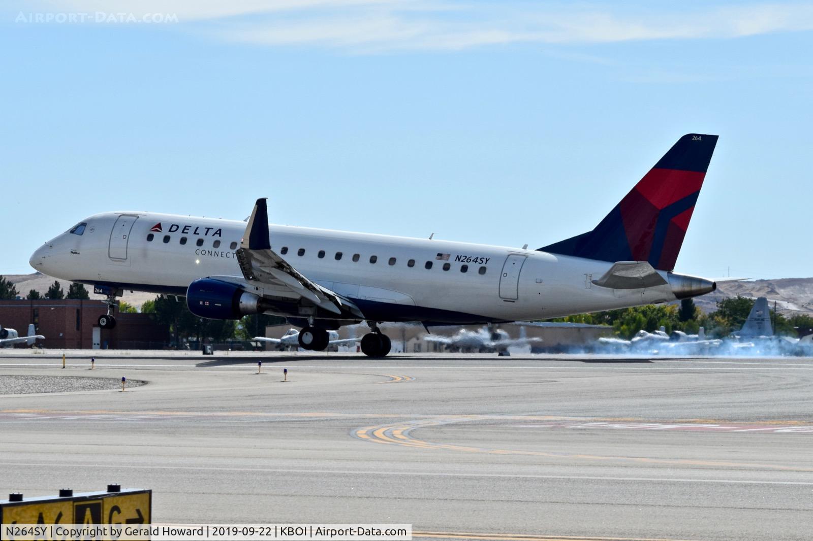 N264SY, 2018 Embraer 175LR (ERJ-170-200LR) C/N 17000716, Landing RWY 10L.