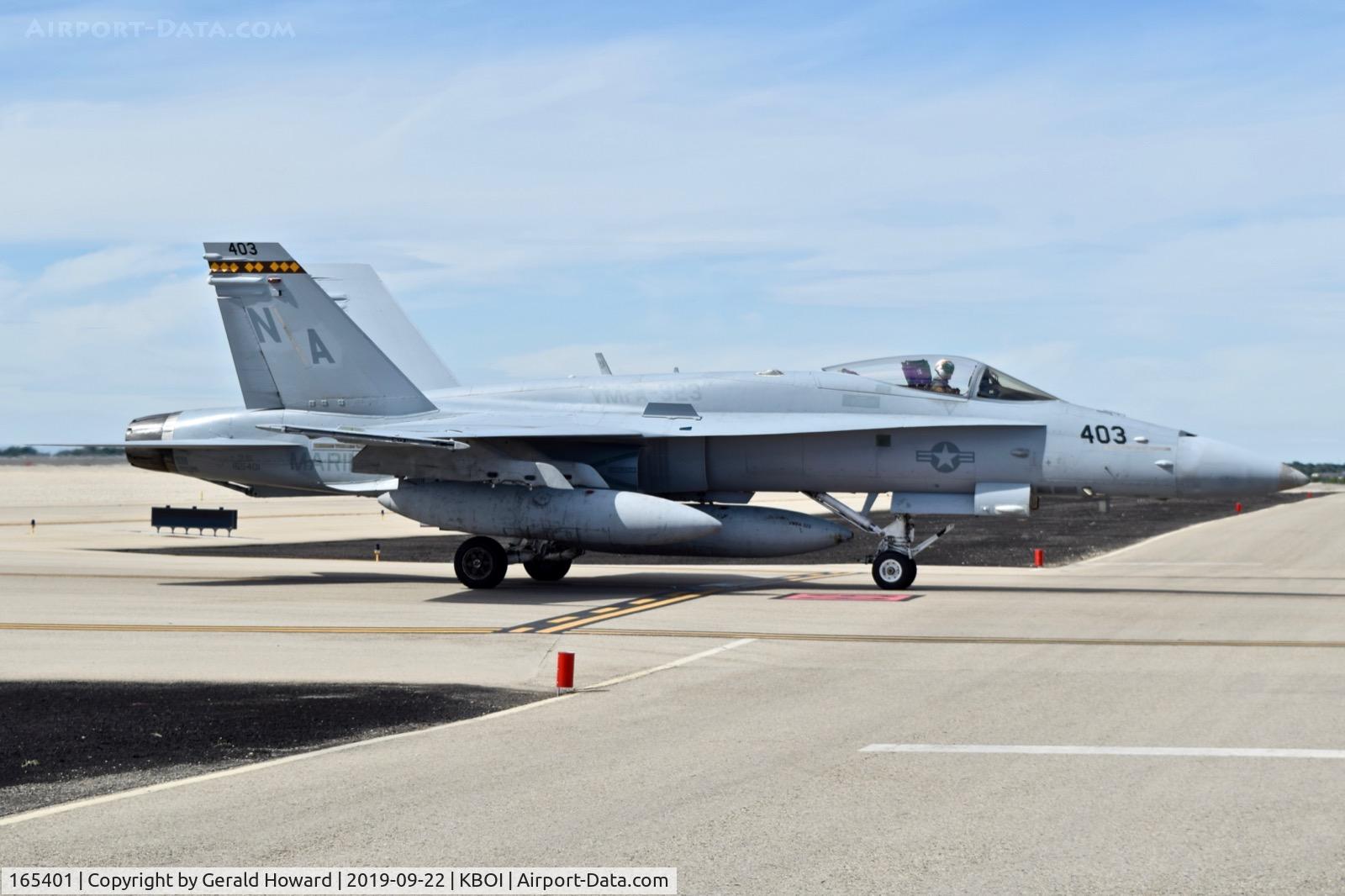 165401, McDonnell Douglas F/A-18C Hornet C/N 1424/C458, Taxiing onto the north GA ramp. NA-403, VMFA-323 