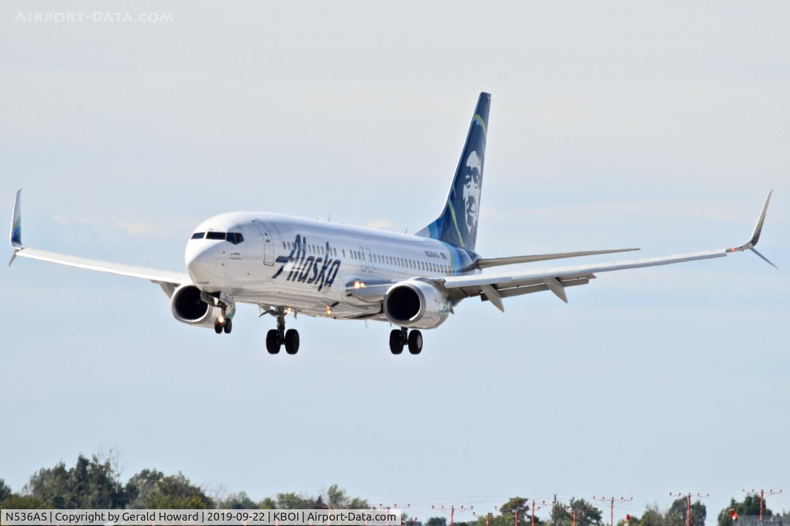 N536AS, 2012 Boeing 737-890 C/N 35203, Landing RWY 10L.