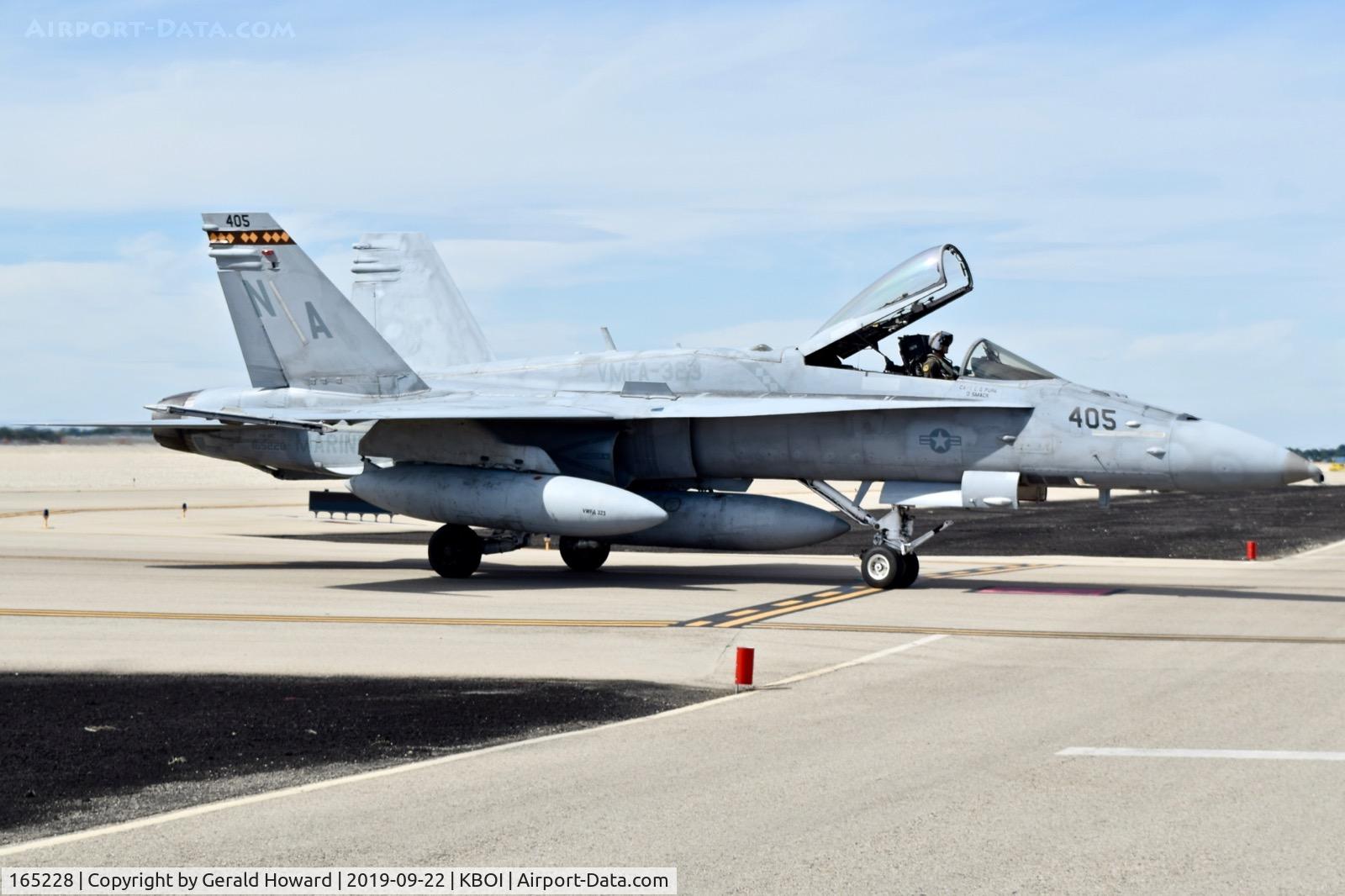 165228, McDonnell Douglas F/A-18C Hornet C/N 1415/C453, Taxiing onto the north GA ramp. NA-405, VMFA-323 