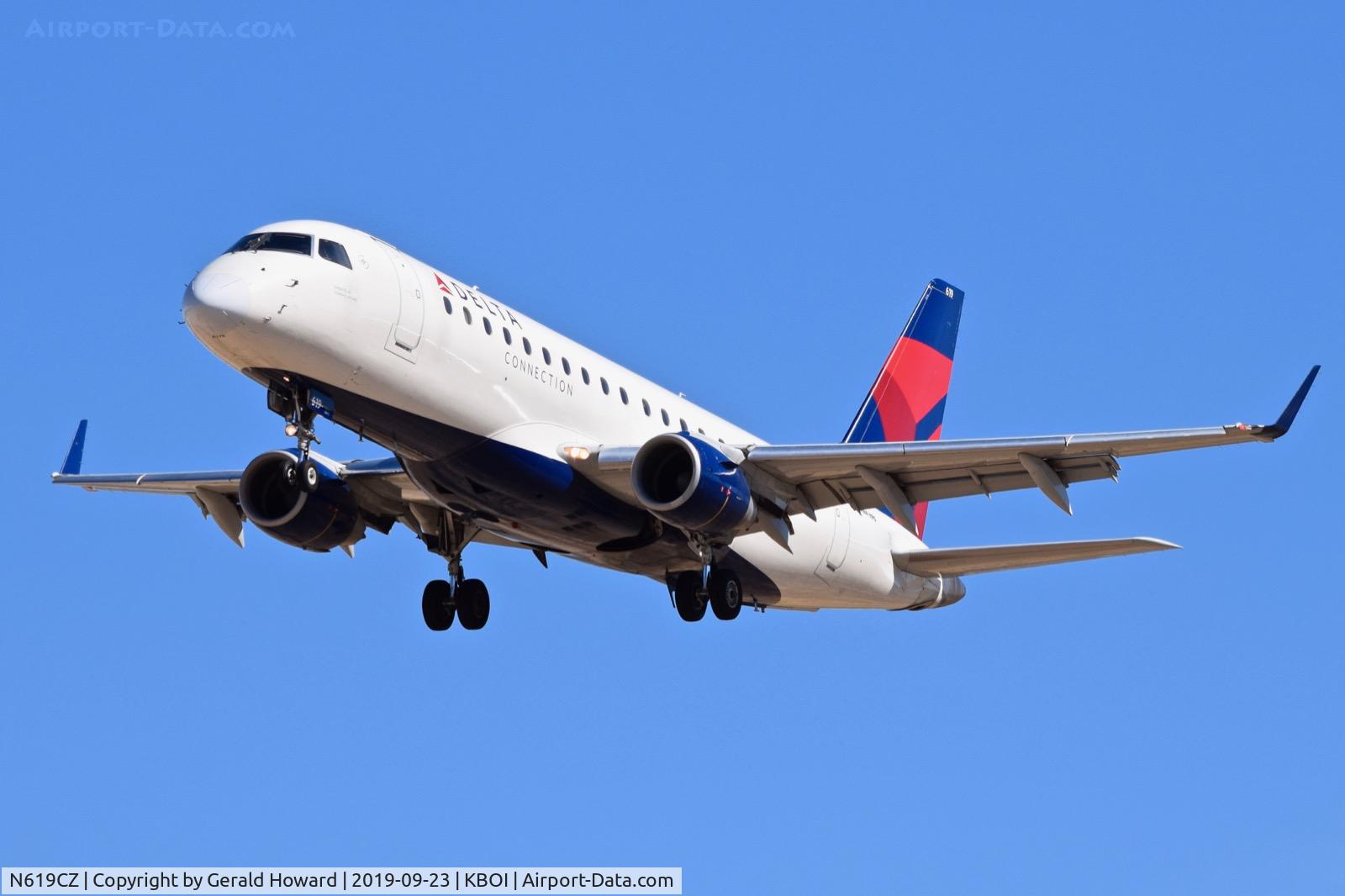 N619CZ, 2008 Embraer 175LR (ERJ-170-200LR) C/N 17000213, Landing RWY 28R.