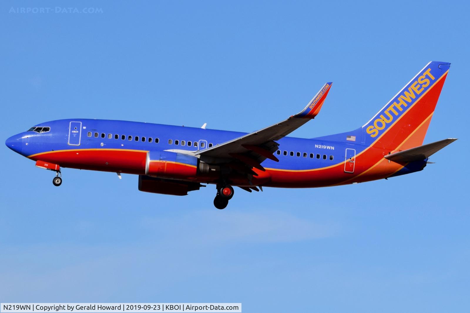 N219WN, 2005 Boeing 737-7H4 C/N 32490, Landing RWY 28R.