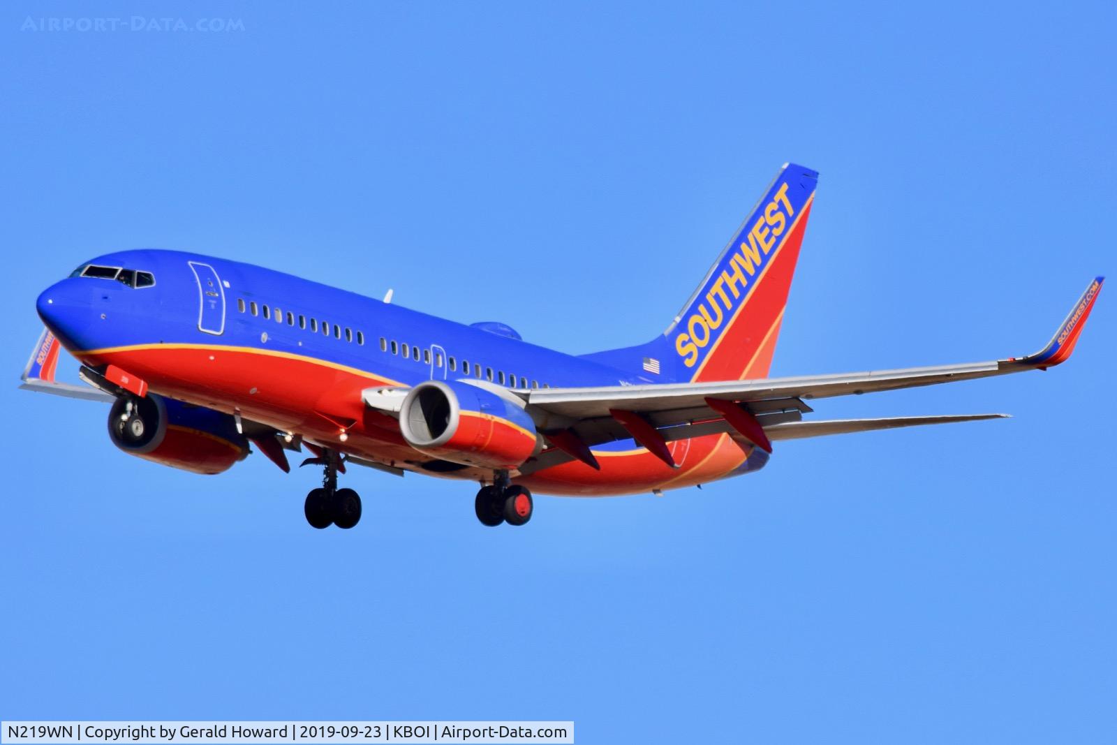 N219WN, 2005 Boeing 737-7H4 C/N 32490, Landing RWY 28R.