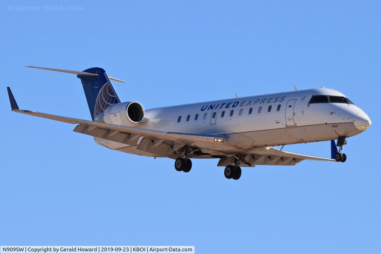 N909SW, 2001 Bombardier CRJ-200LR (CL-600-2B19) C/N 7558, Landing RWY 28R.