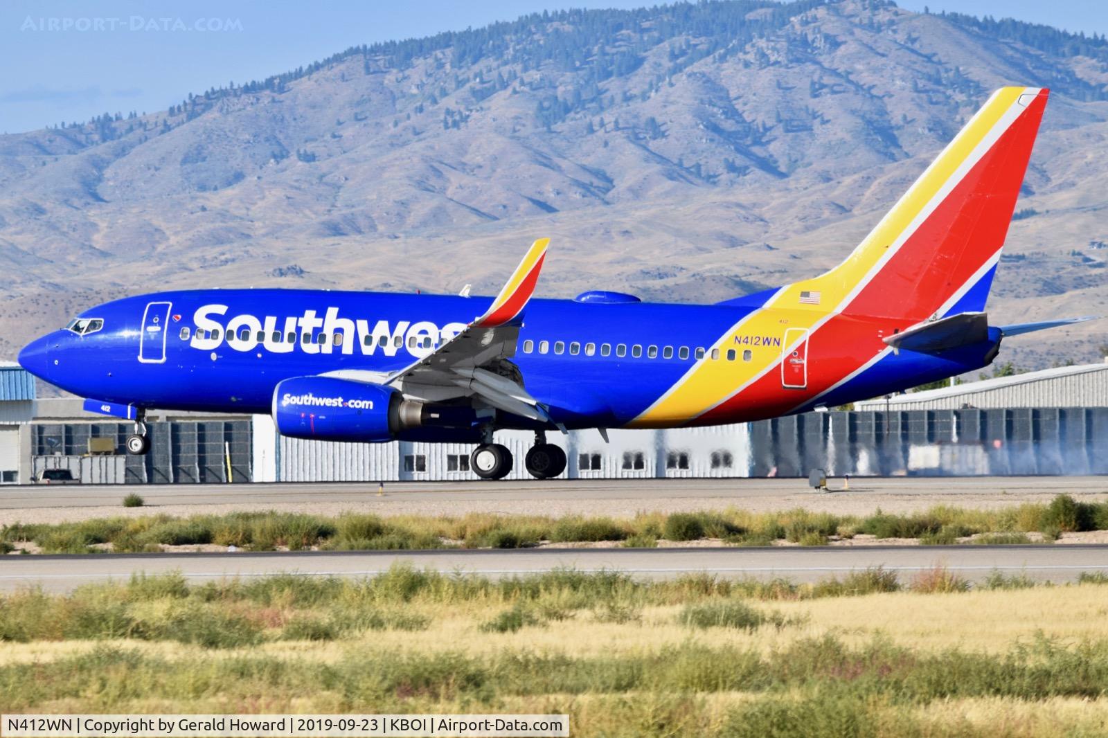 N412WN, 2001 Boeing 737-7H4 C/N 29818, Landing RWY 28R.