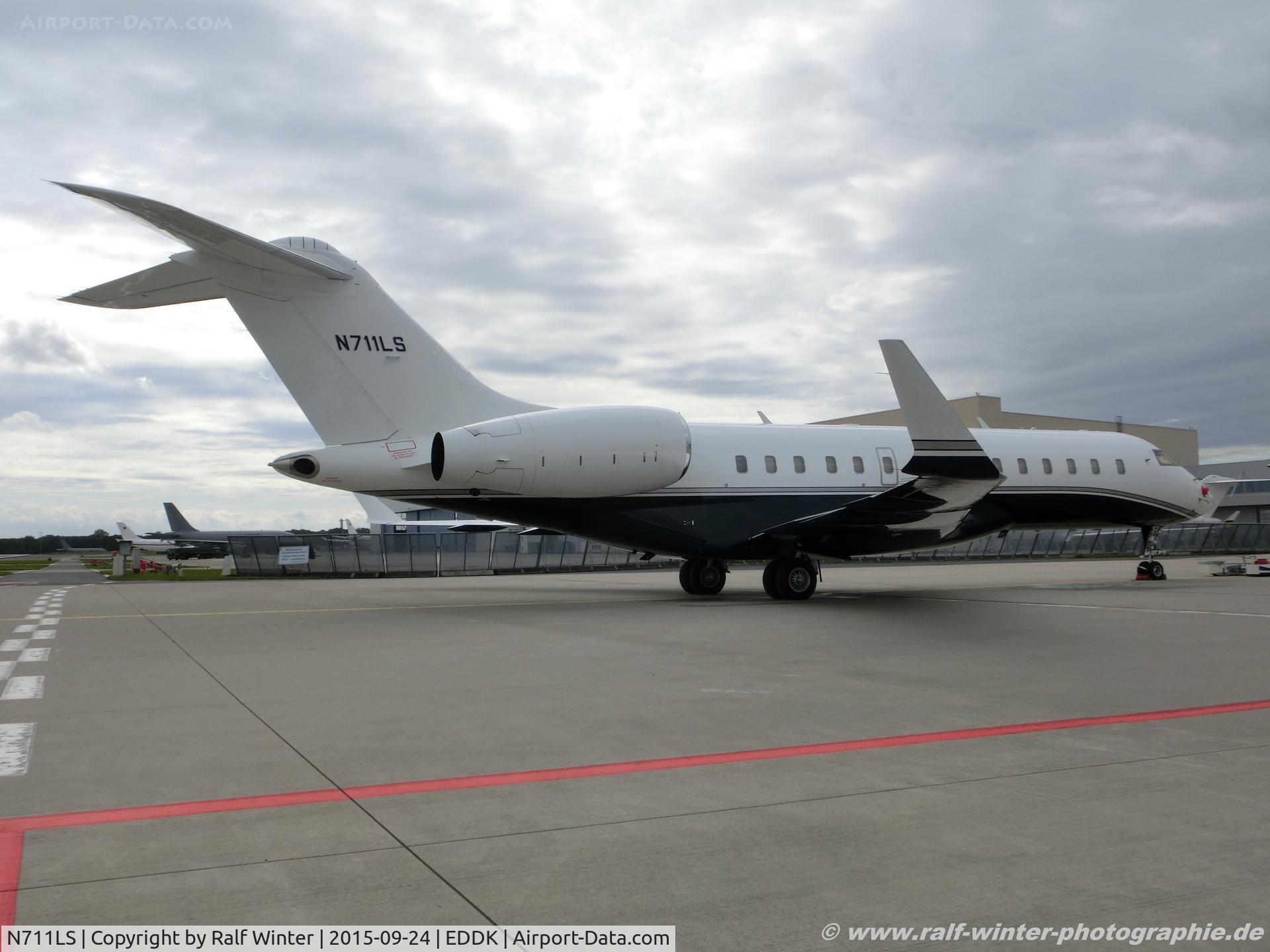 N711LS, 2012 Bombardier BD-700-1A10 Global 6000 C/N 9476, Bombardier BD-700-1A10 Global 6000 - Wells Fargo Bank Northwest - 9476 - N711LS - 24.09.2015 - CGN