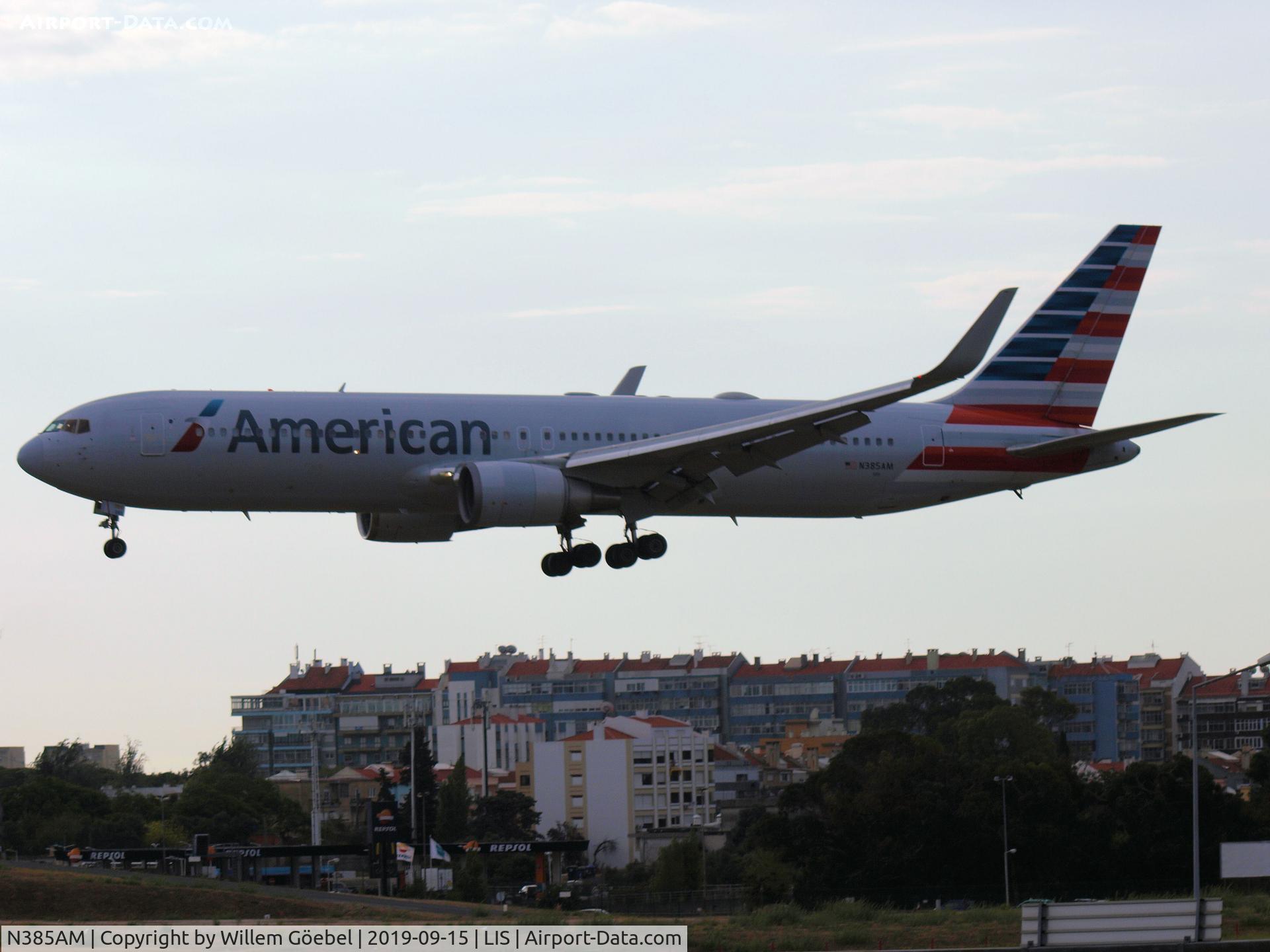 N385AM, 1994 Boeing 767-323 C/N 27059, Landing on LIS Airport