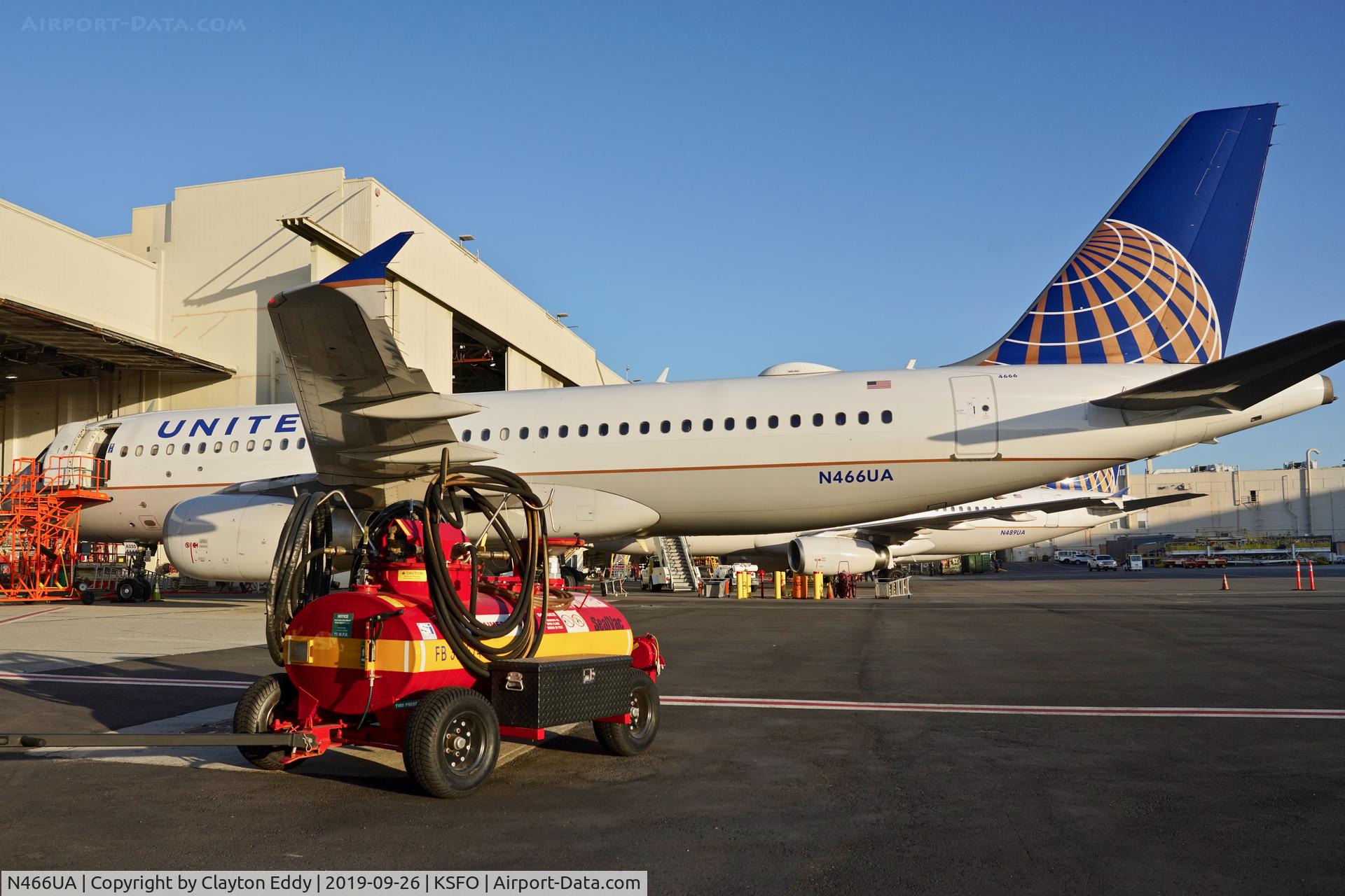 N466UA, 2000 Airbus A320-232 C/N 1343, SFO 2019.