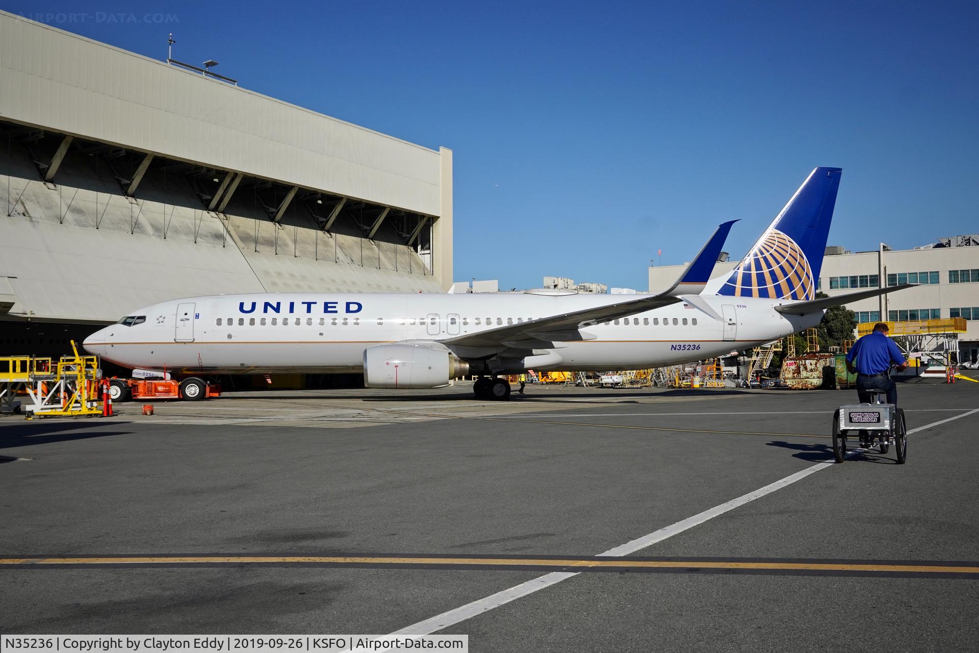 N35236, 1999 Boeing 737-824 C/N 28801, SFO 2019.