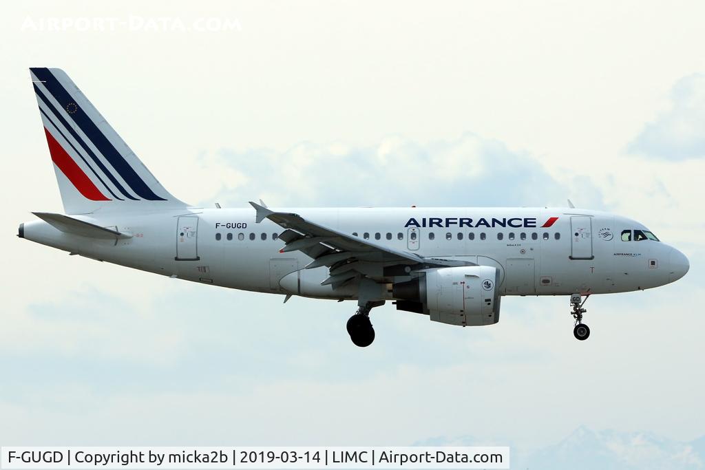 F-GUGD, 2003 Airbus A318-111 C/N 2081, Landing. Scrapped in december 2021.