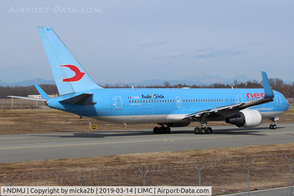 I-NDMJ, 1995 Boeing 767-306/ER C/N 27958, Taxiing