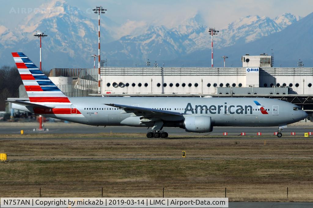 N757AN, 2001 Boeing 777-223 C/N 32636, Taxiing
