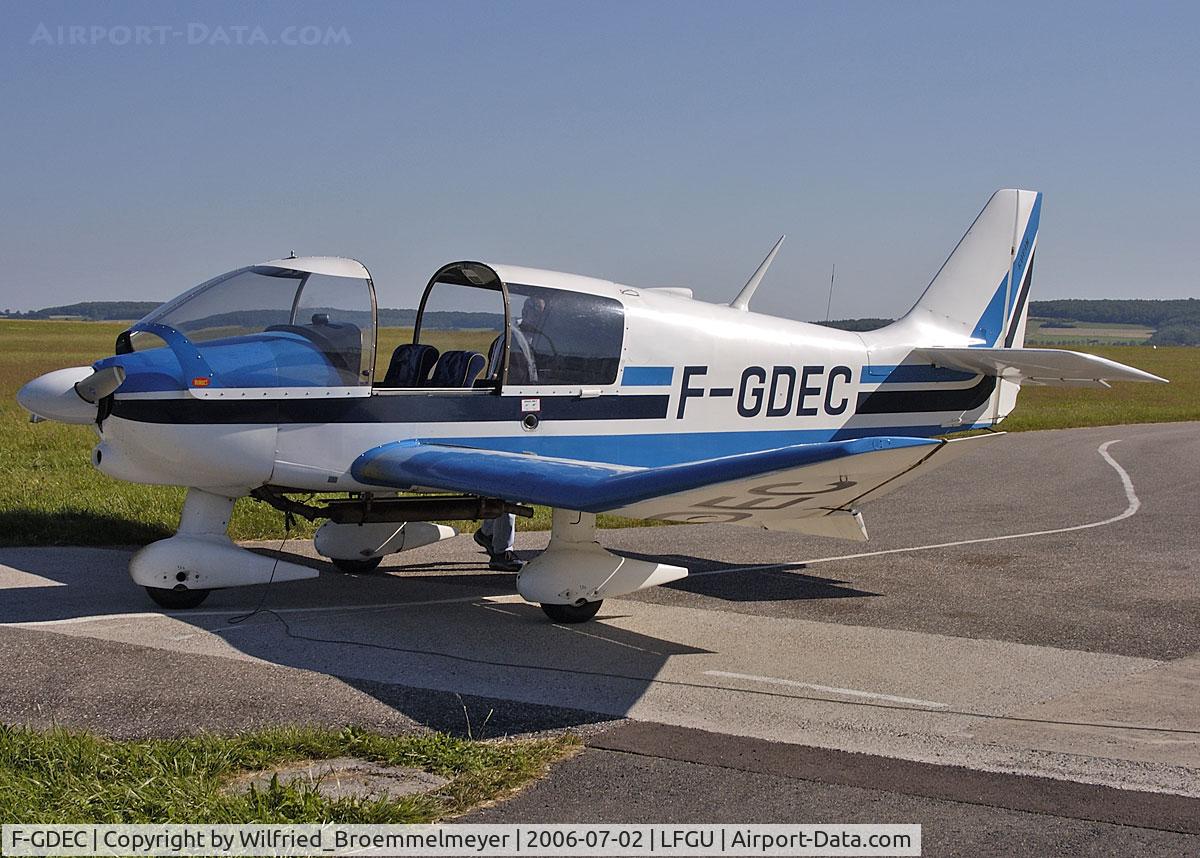 F-GDEC, Robin DR-400-120 Petit Prince C/N 1534, Will be prepared for the next flight.