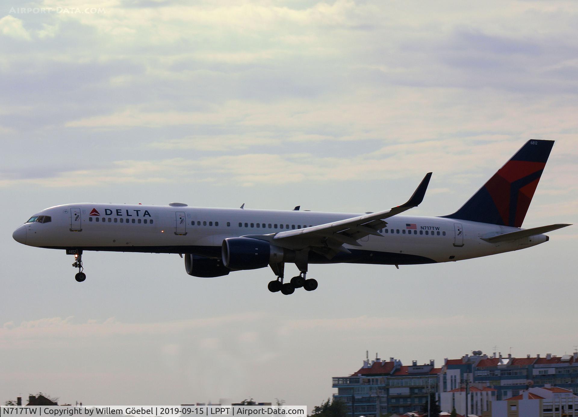N717TW, 1999 Boeing 757-231 C/N 28485, Prepare for landing on Lisbon Airport