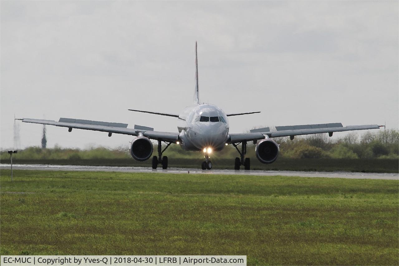 EC-MUC, 2004 Airbus A319-111 C/N 2122, Airbus A319-111, U-Turn rwy 25L, Brest-Bretagne airport (LFRB-BES)