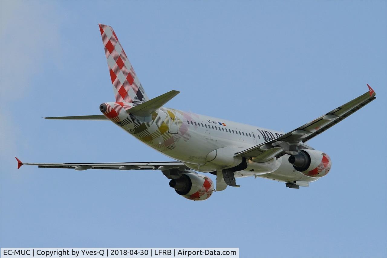 EC-MUC, 2004 Airbus A319-111 C/N 2122, Airbus A319-111, Take off rwy 07R, Brest-Bretagne airport (LFRB-BES)