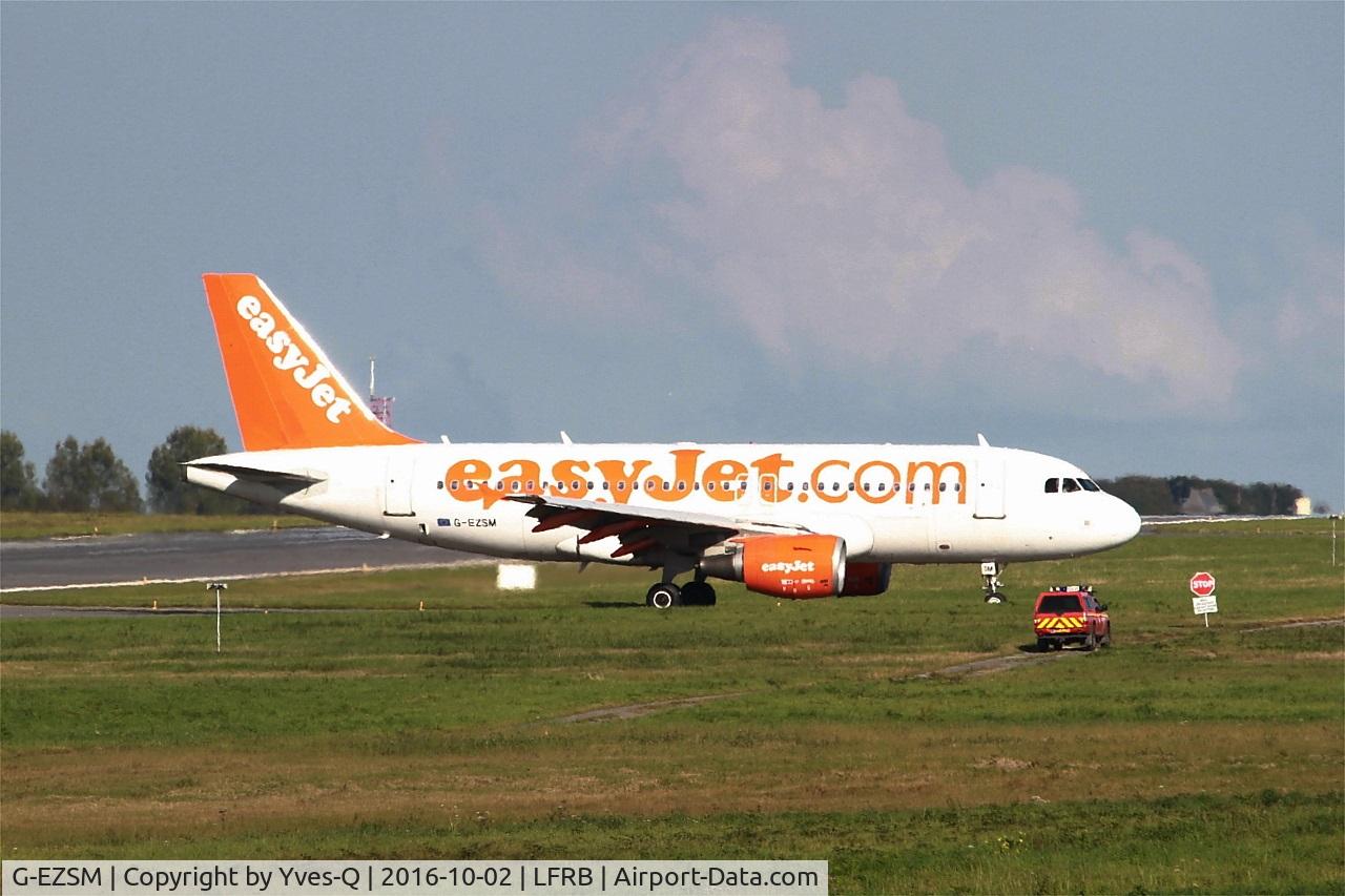 G-EZSM, 2003 Airbus A319-111 C/N 2062, Airbus A319-111, Taxiing to boarding ramp, Brest-Bretagne airport (LFRB-BES)