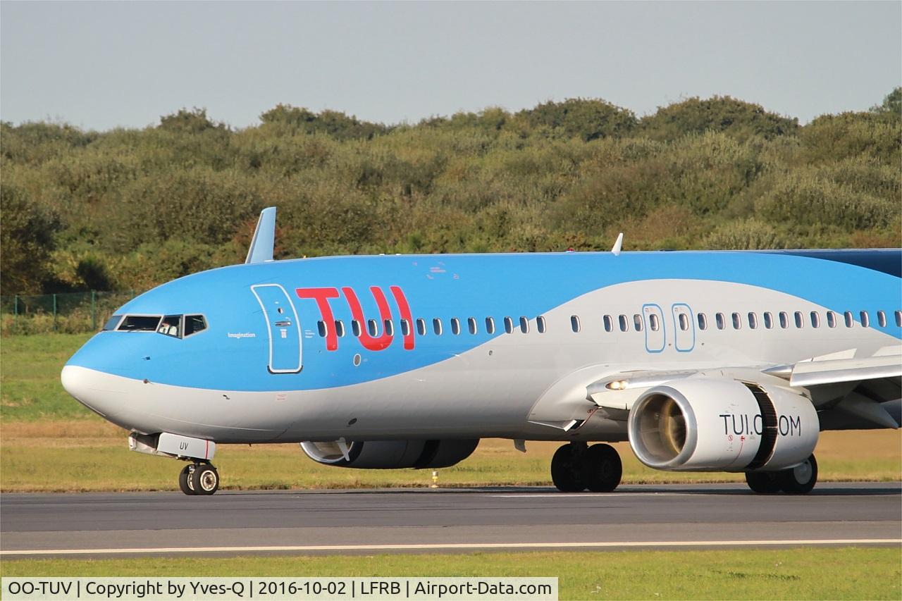 OO-TUV, 2011 Boeing 737-86J C/N 36883, Boeing 737-86J, Reverse thrust landing rwy 25L, Brest-Bretagne Airport (LFRB-BES)