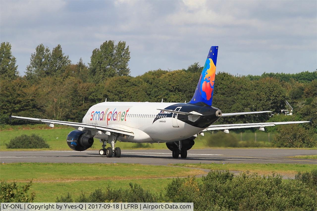 LY-ONL, 2010 Airbus A320-214 C/N 4489, Airbus A320-214, Lining up rwy 25L, Brest-Bretagne airport (LFRB-BES)