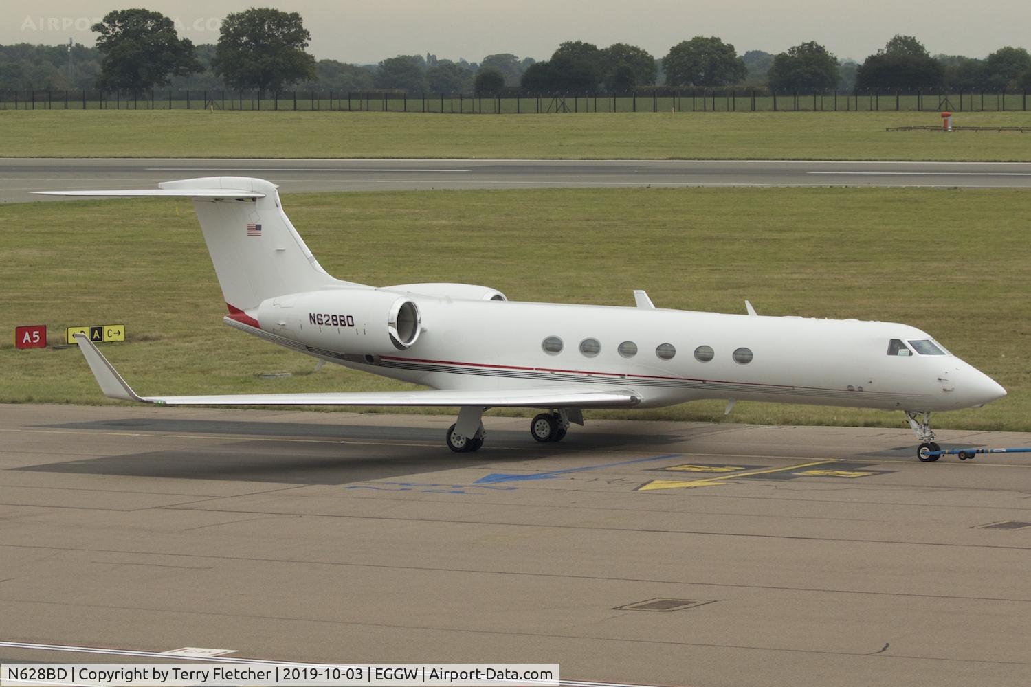 N628BD, 2001 Gulfstream Aerospace G-V C/N 628, At Luton