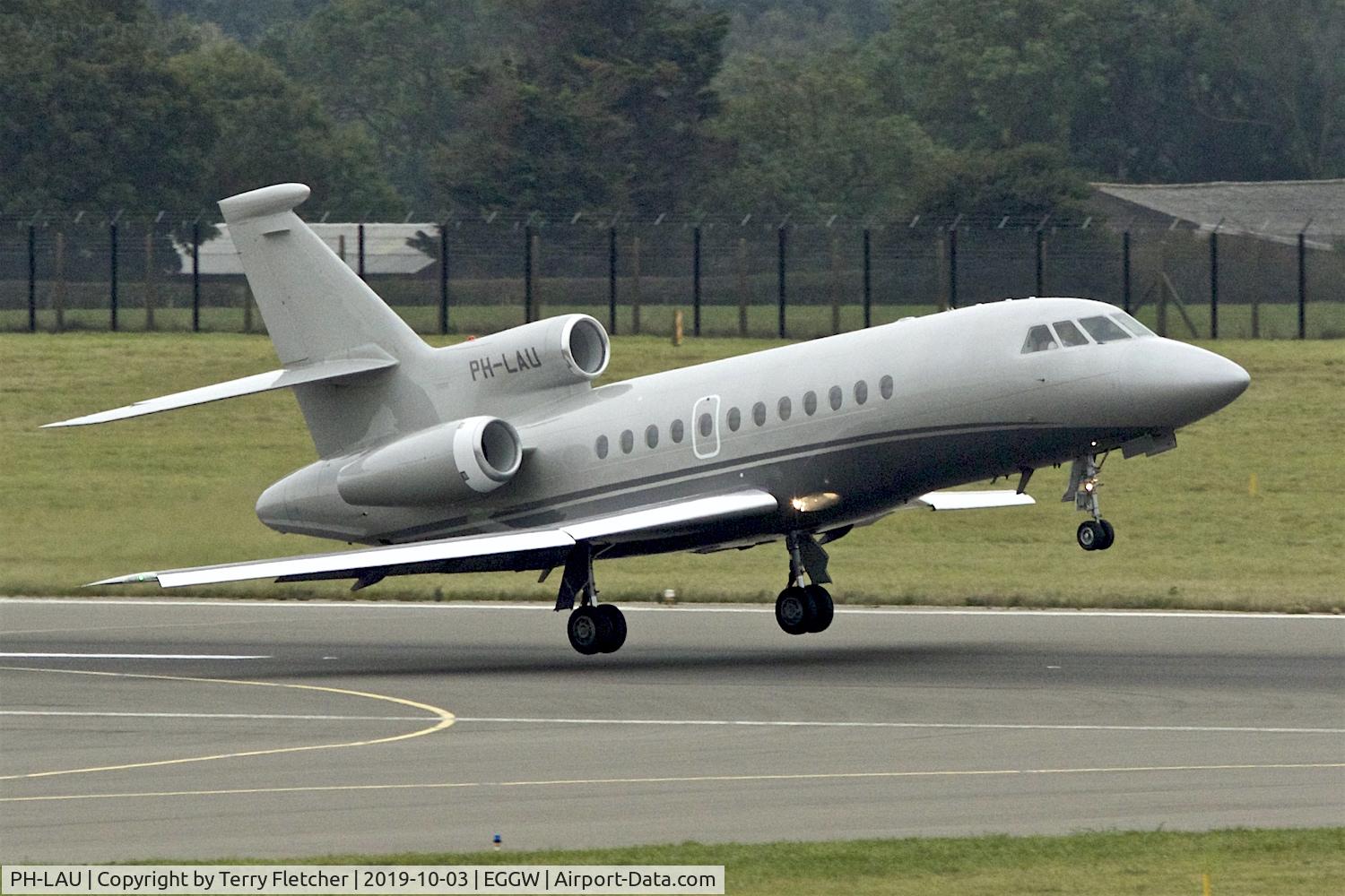 PH-LAU, 1999 Dassault Falcon 900EX C/N 54, At Luton
