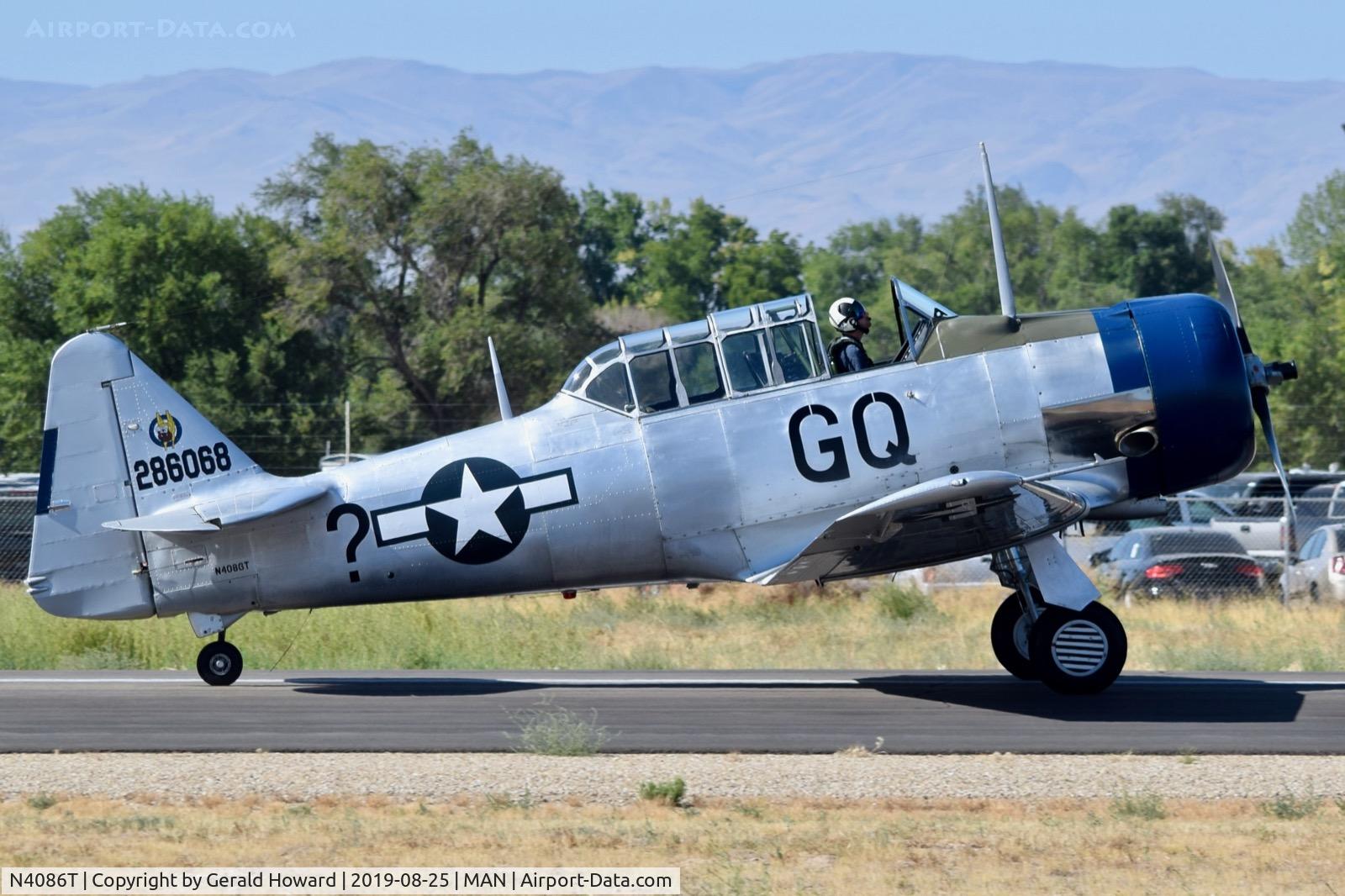 N4086T, North American AT-6D C/N 42-86068, Landing MAN.