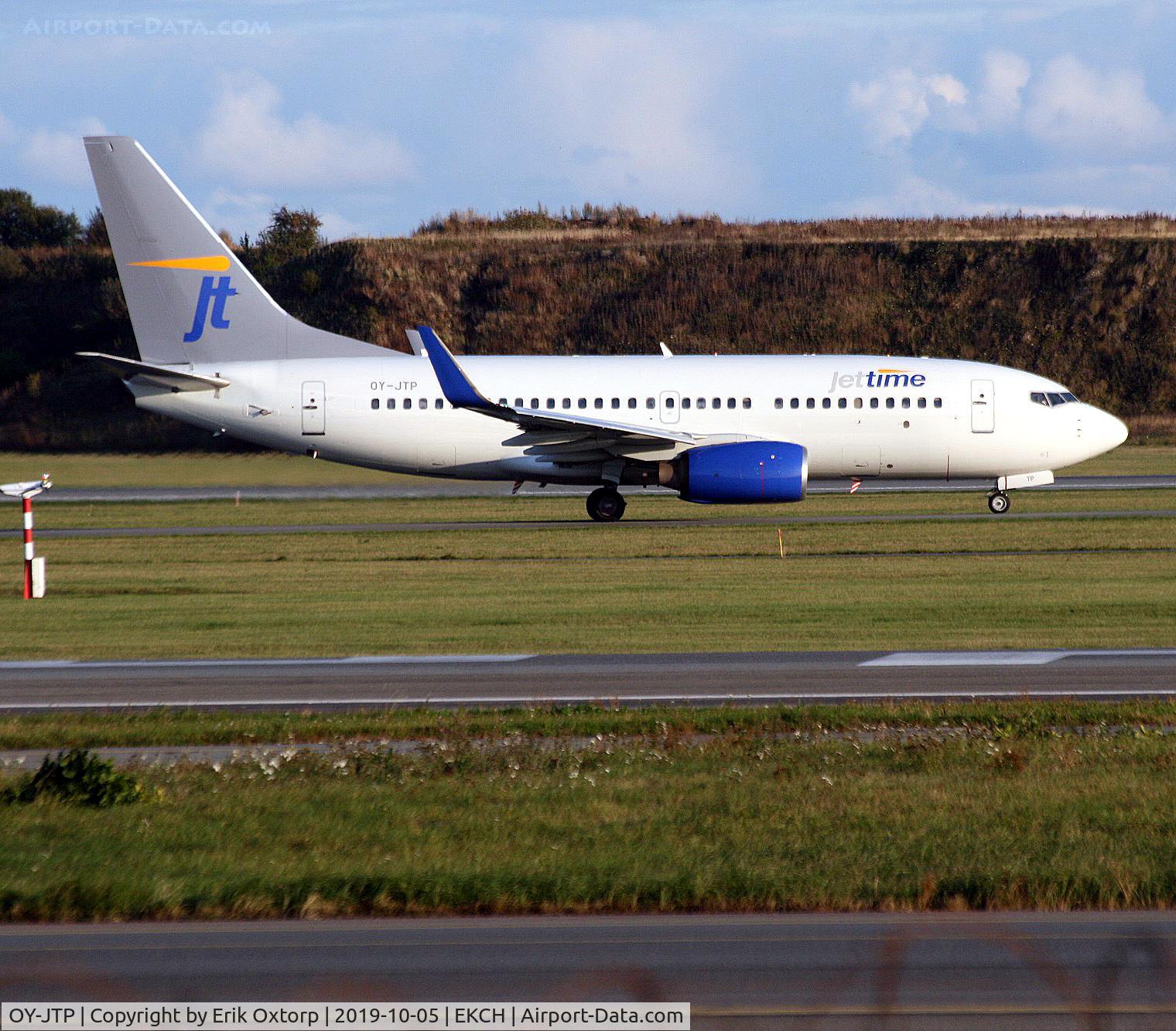 OY-JTP, 2005 Boeing 737-79L C/N 34022, OY-JTP taxi for takeoff rw 04R