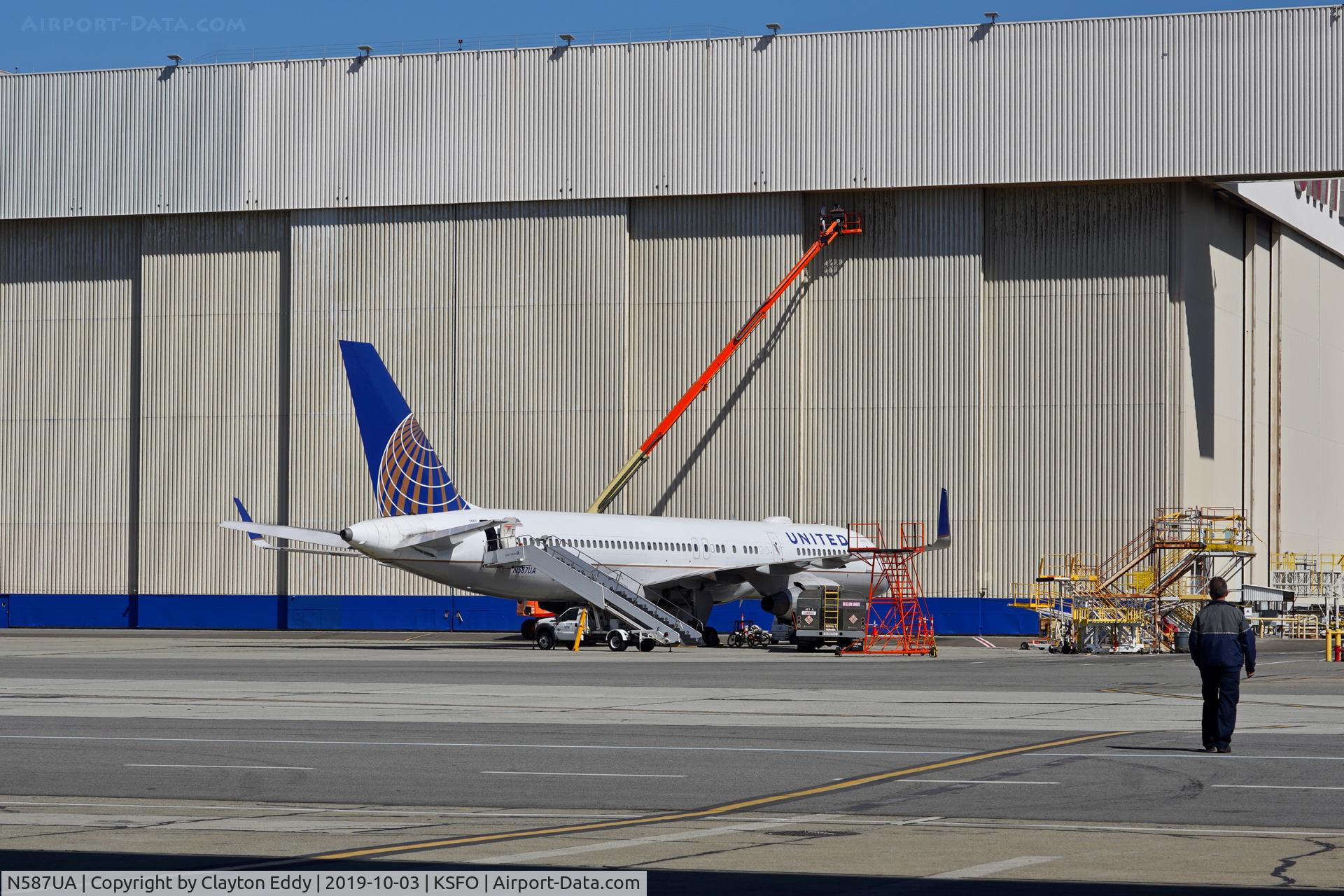 N587UA, 1993 Boeing 757-222 C/N 26713, SFO 2019.