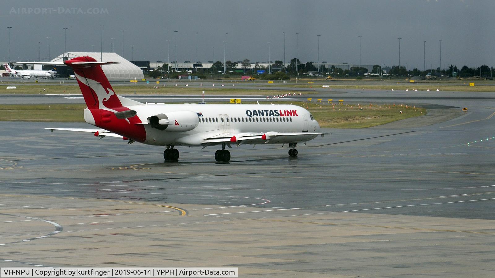VH-NPU, 1994 Fokker 100 (F-28-0100) C/N 11502, Fokker 100. QantasLink VH-NPU heading for Kalgoorlie (KGI). YPPH 140619