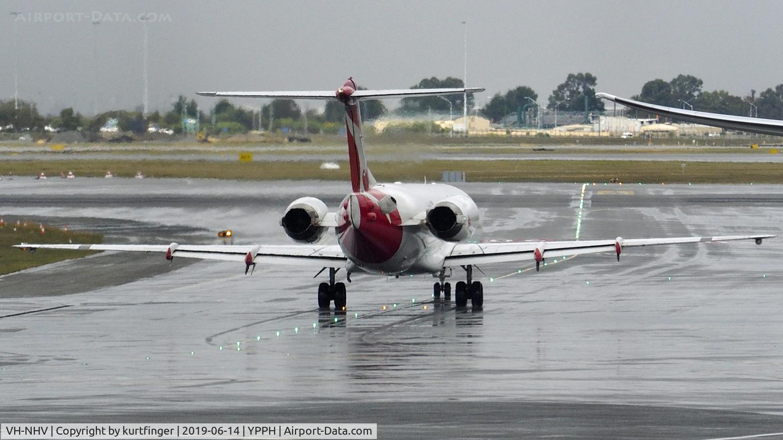 VH-NHV, 1993 Fokker 100 (F-28-0100) C/N 11482, Fokker 100. QantasLink VH-NHV, heading for rwy 03 1140619.