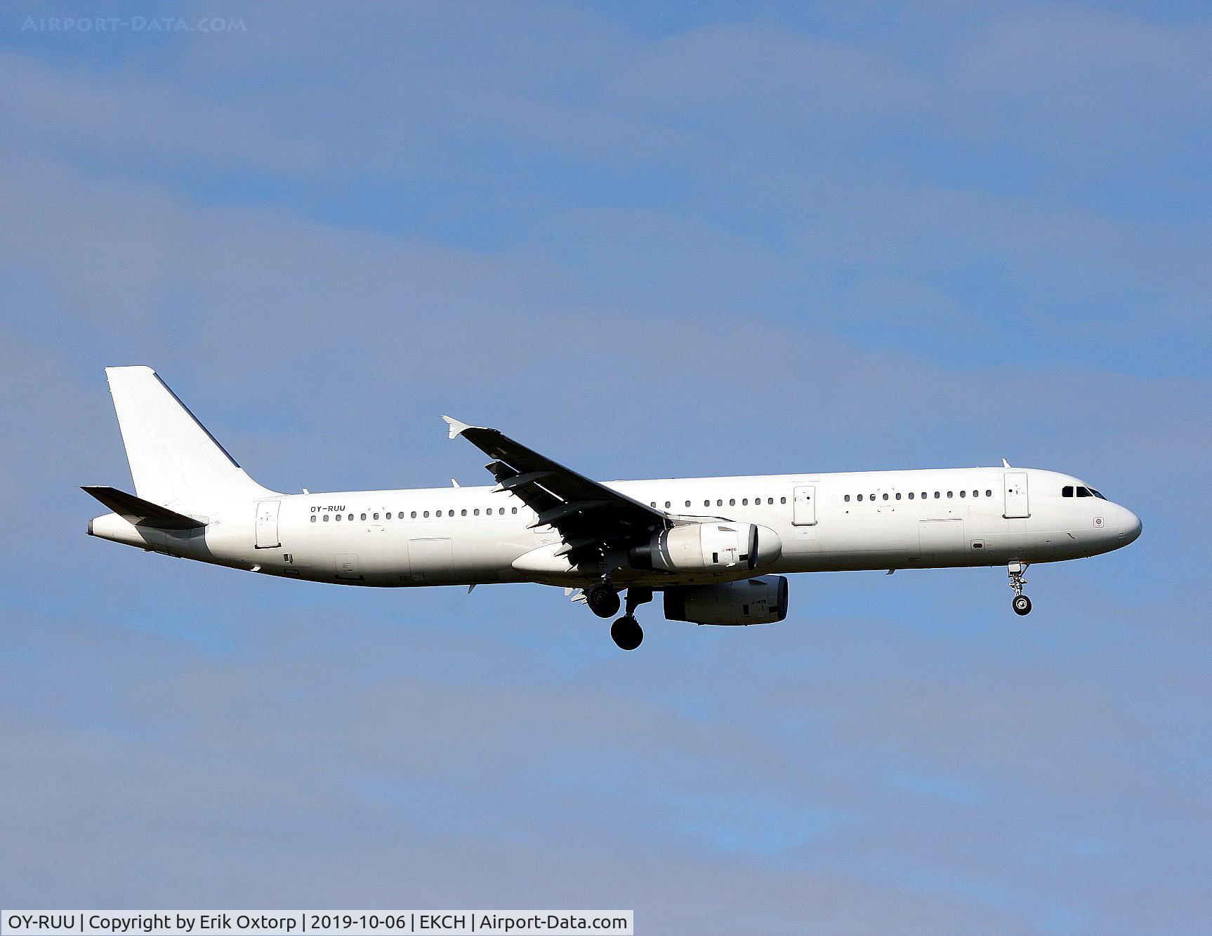 OY-RUU, 1998 Airbus A321-231 C/N 878, OY-RUU landing rw 04L