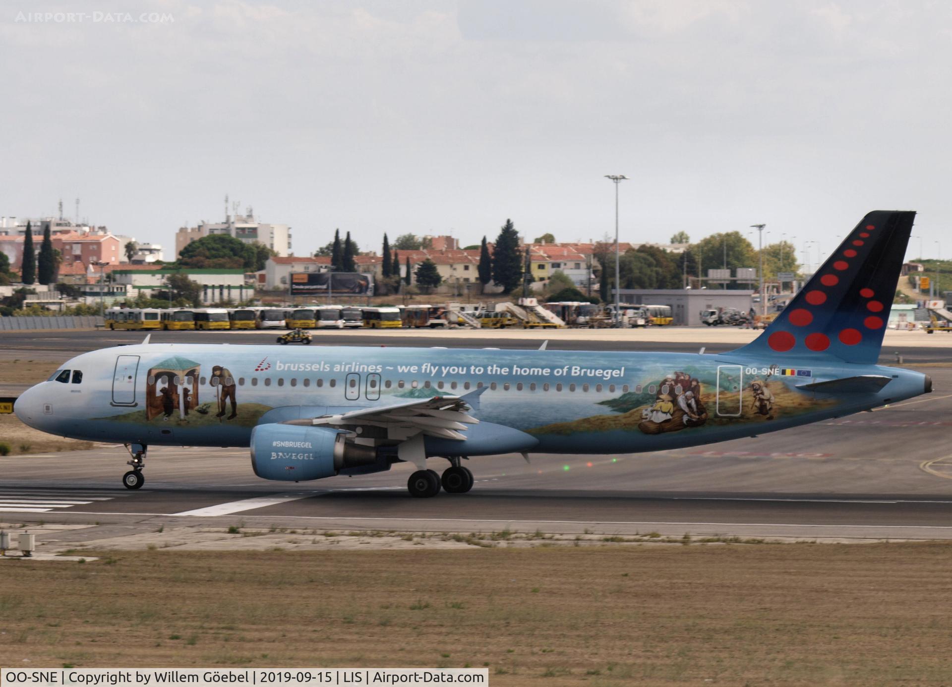 OO-SNE, 2010 Airbus A320-214 C/N 4243, Prepare for take off from Lisbon Airport