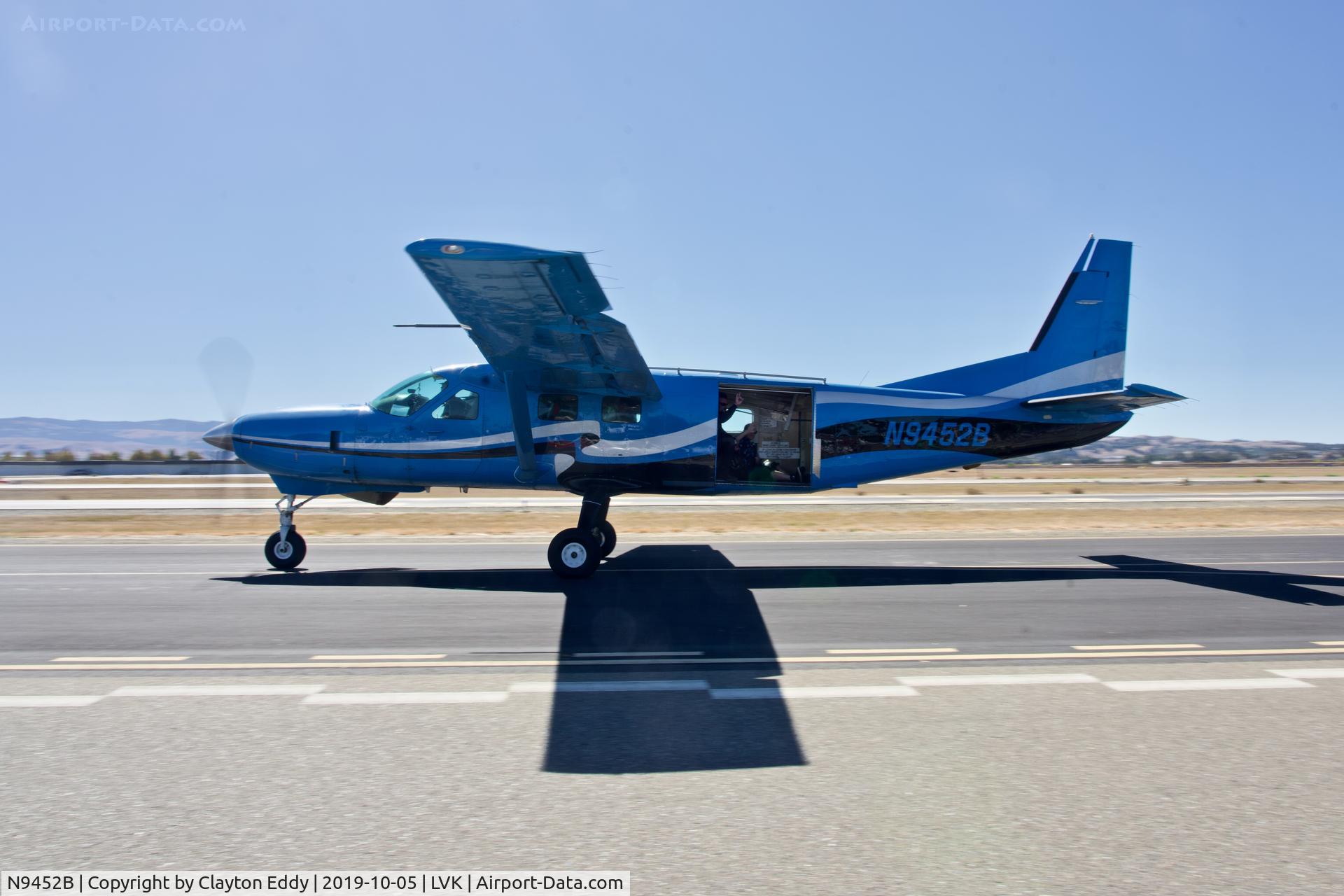N9452B, 1988 Cessna 208B Grand Caravan C/N 208B0123, Livermore airport airshow 2019.