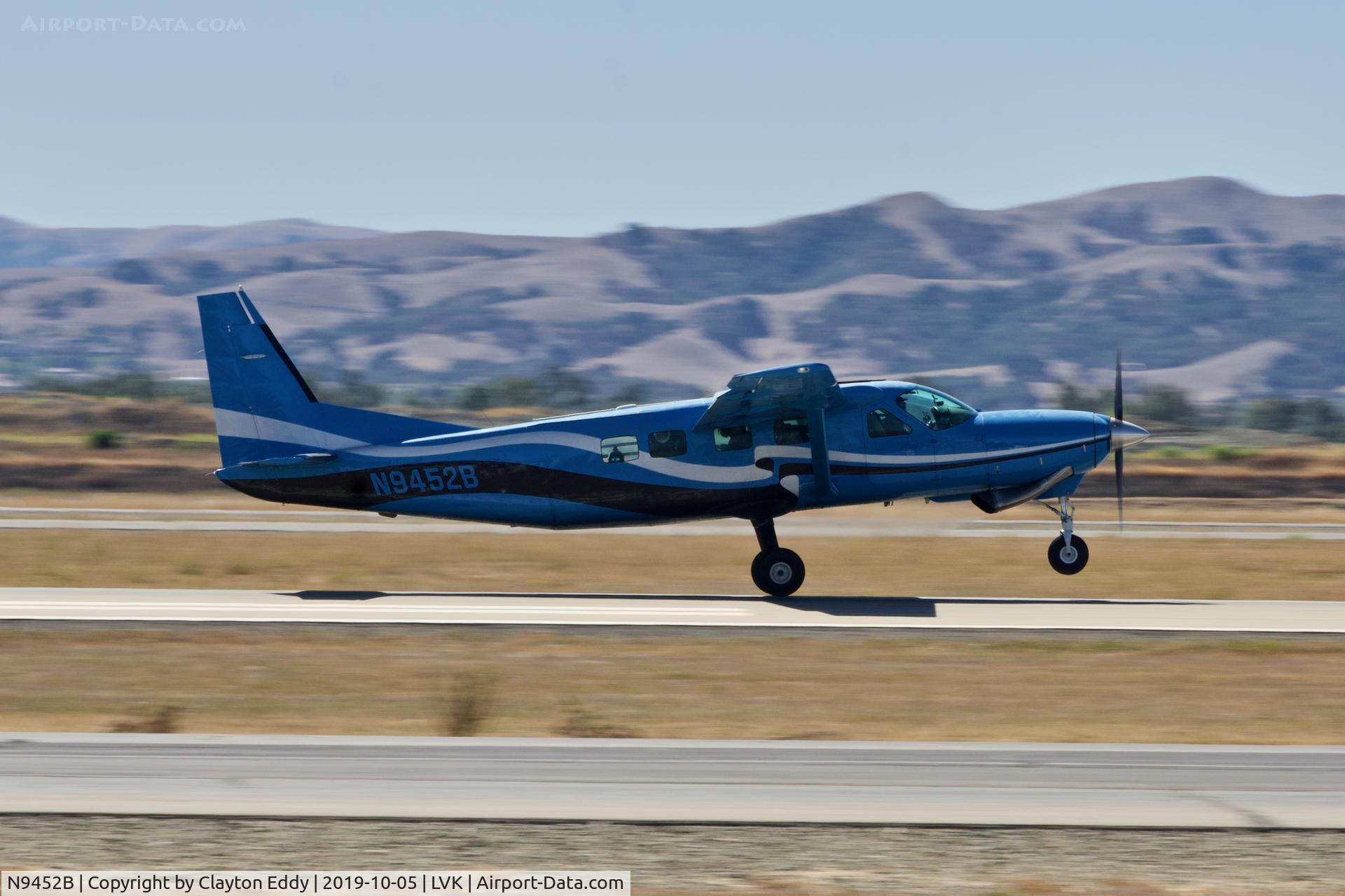 N9452B, 1988 Cessna 208B Grand Caravan C/N 208B0123, Livermore airport airshow 2019.