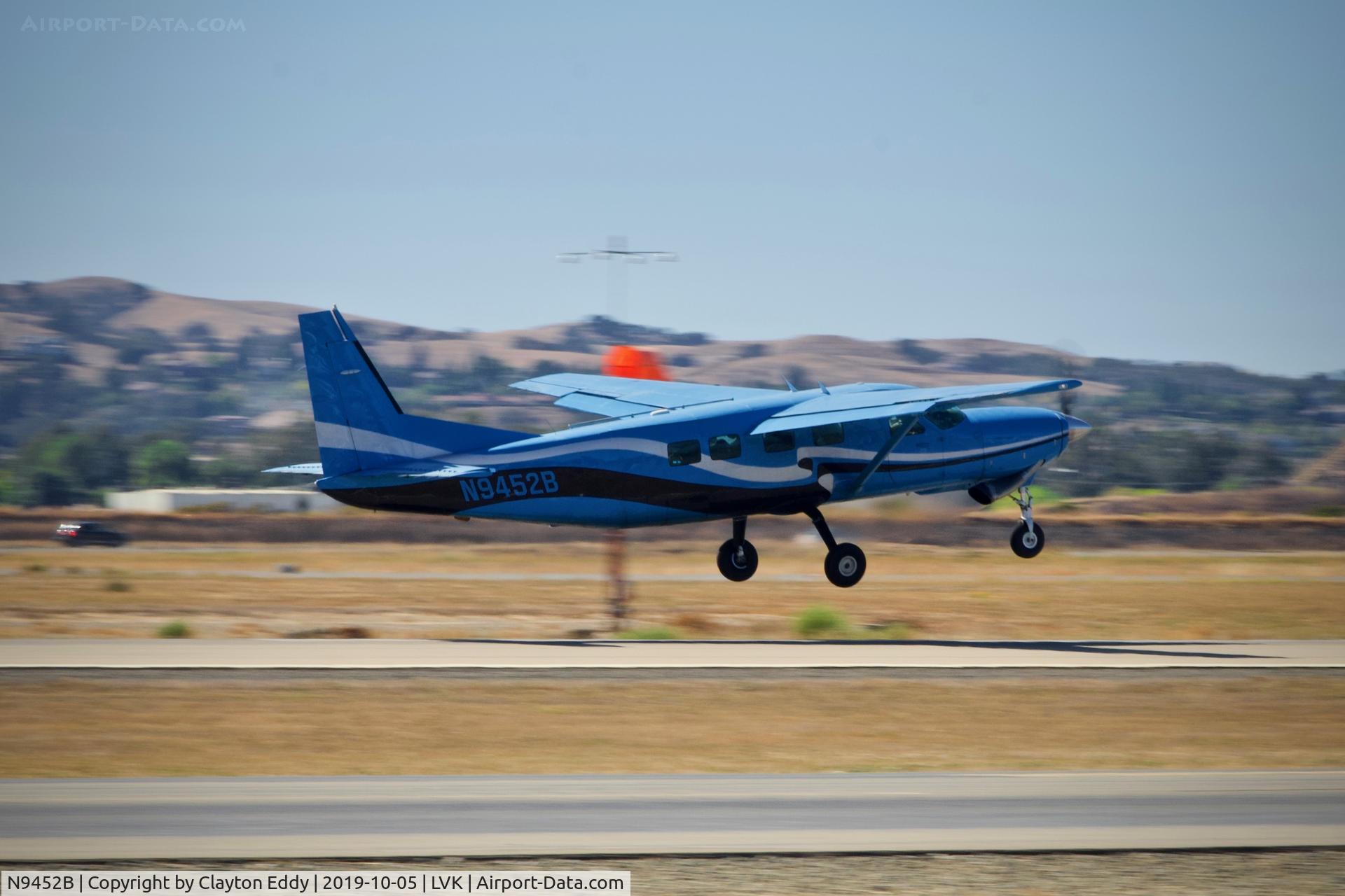 N9452B, 1988 Cessna 208B Grand Caravan C/N 208B0123, Livermore airport airshow 2019.