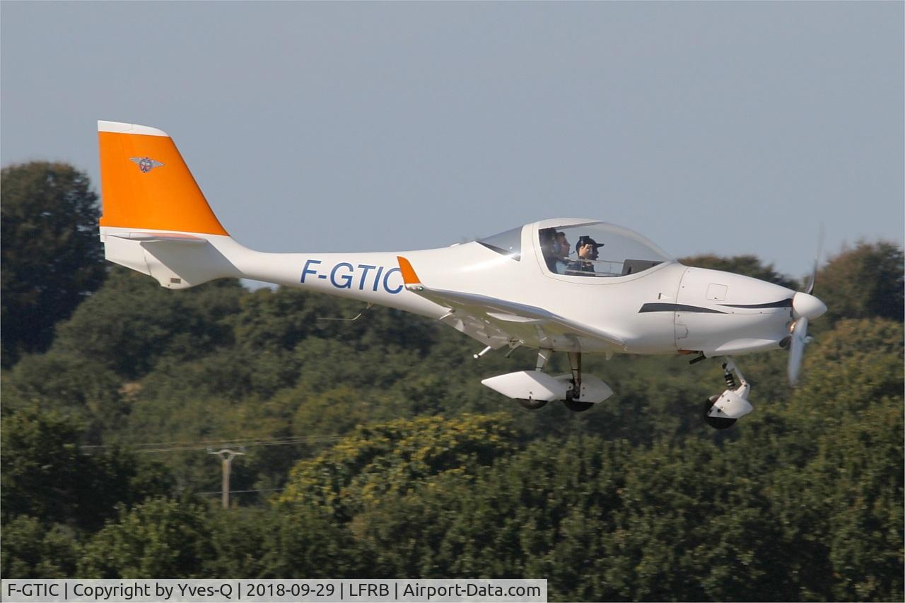 F-GTIC, 2003 Aquila A210 (AT01) C/N AT01-133, Aquila A210 (AT01), On final rwy 07R, Brest-Bretagne airport (LFRB-BES)