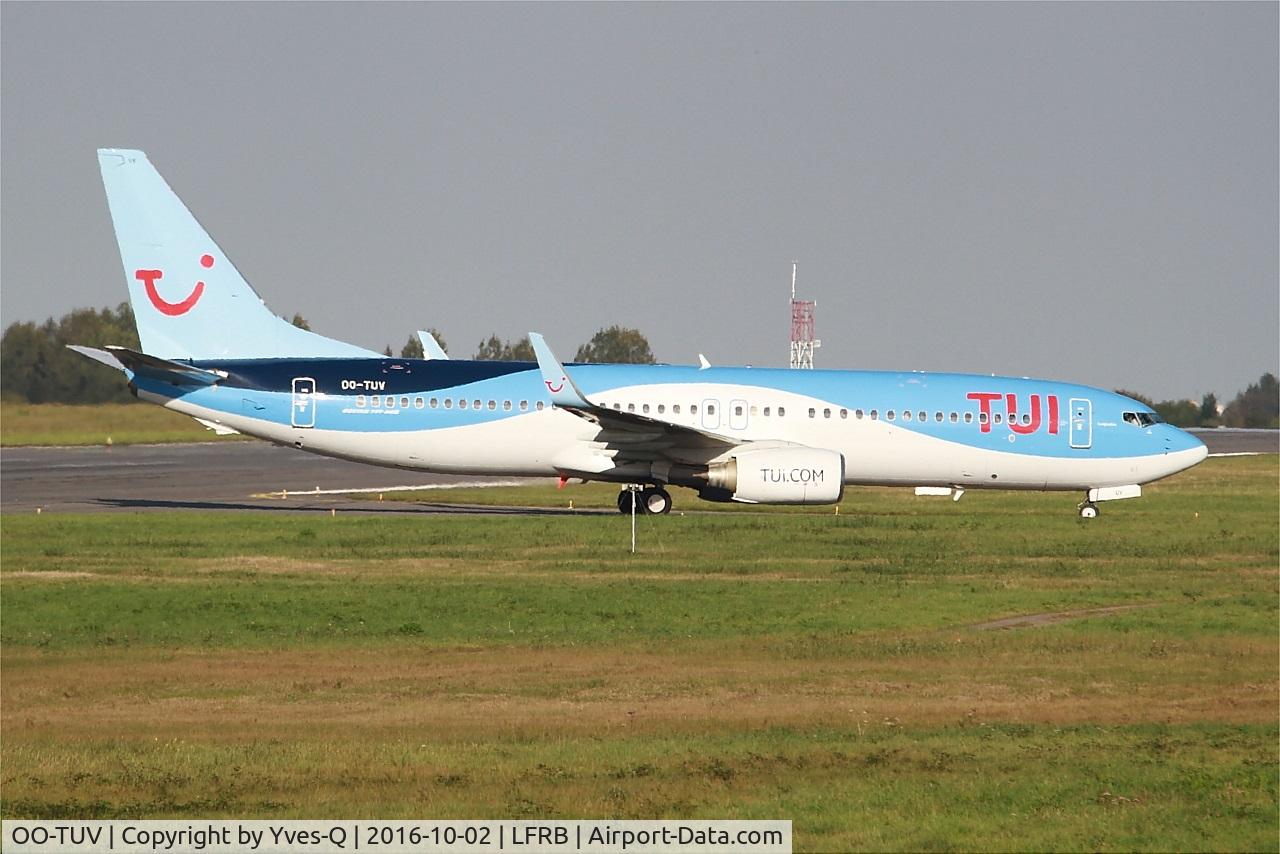 OO-TUV, 2011 Boeing 737-86J C/N 36883, Boeing 737-86J, Taxiing to boarding ramp, Brest-Bretagne Airport (LFRB-BES)