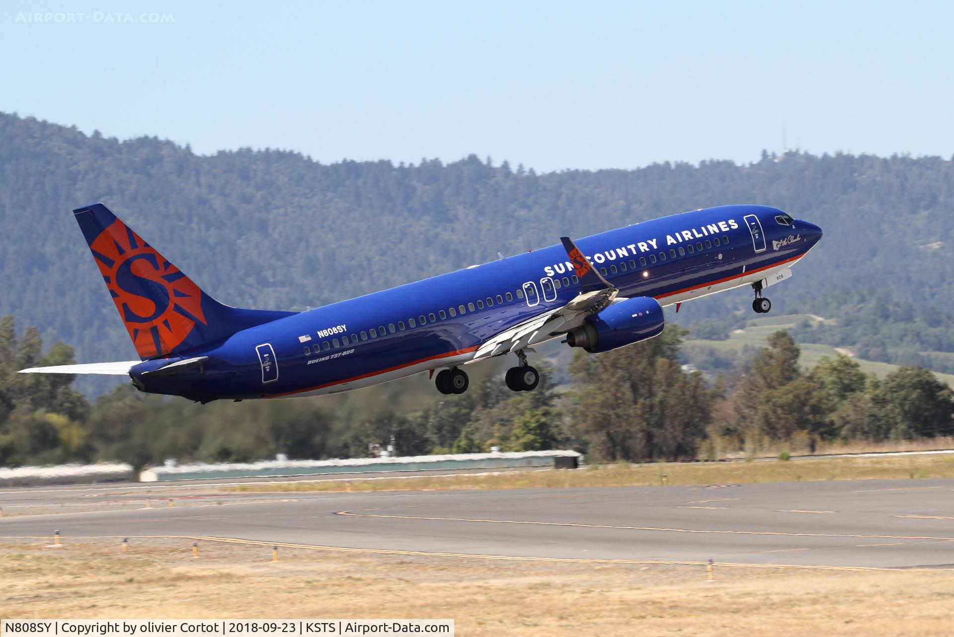 N808SY, 2005 Boeing 737-8BK C/N 33021, taking off from Santa Rosa