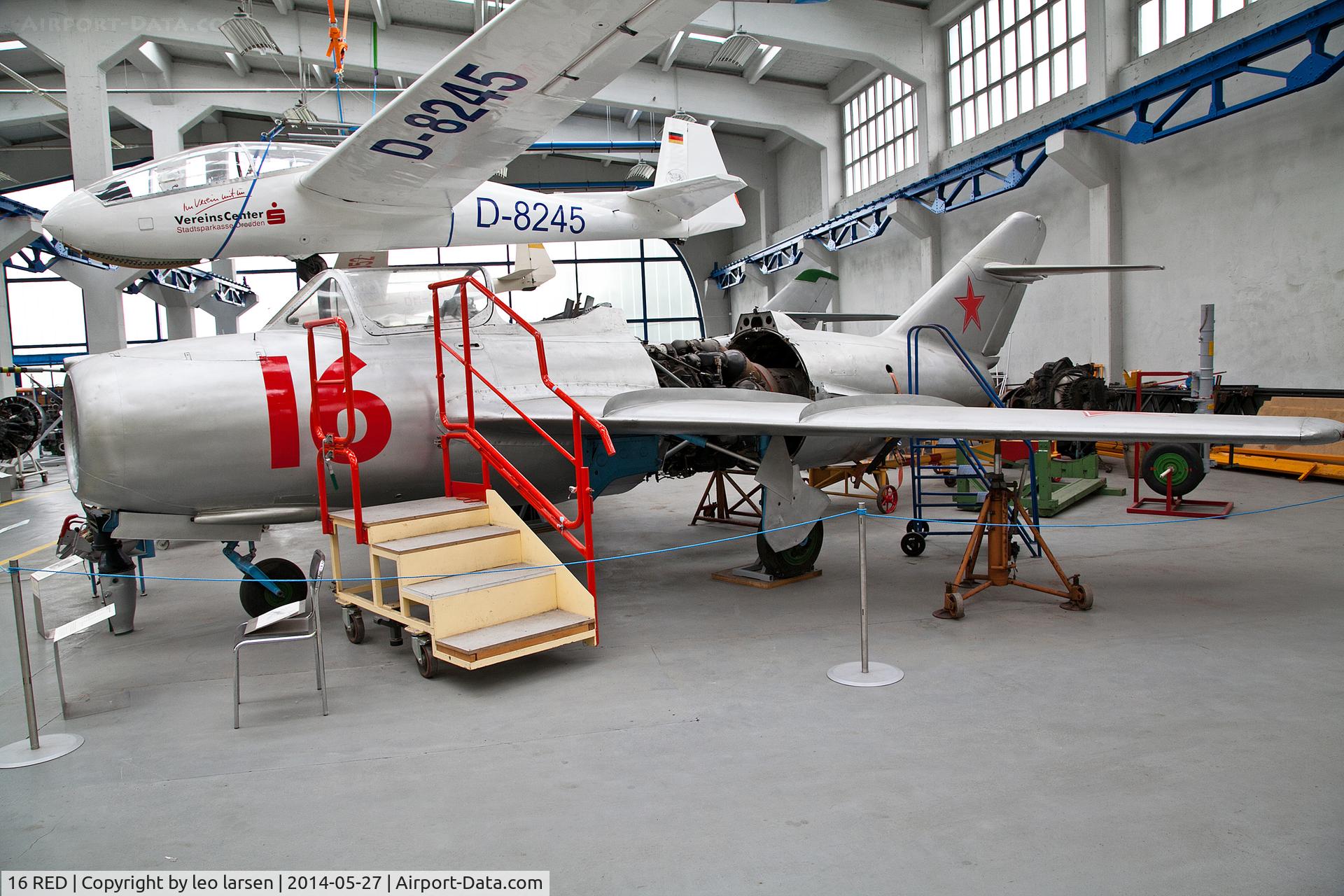 16 RED, Mikoyan-Gurevich MiG-15UTI C/N 461810, Technikmuseum Dessau 27.5.2014
