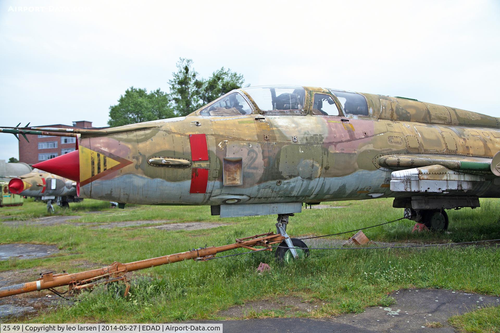 25 49, Sukhoi Su-22UM-3K C/N 17532367003, Technikmuseum Dessau 27.5.2014.Ex 127