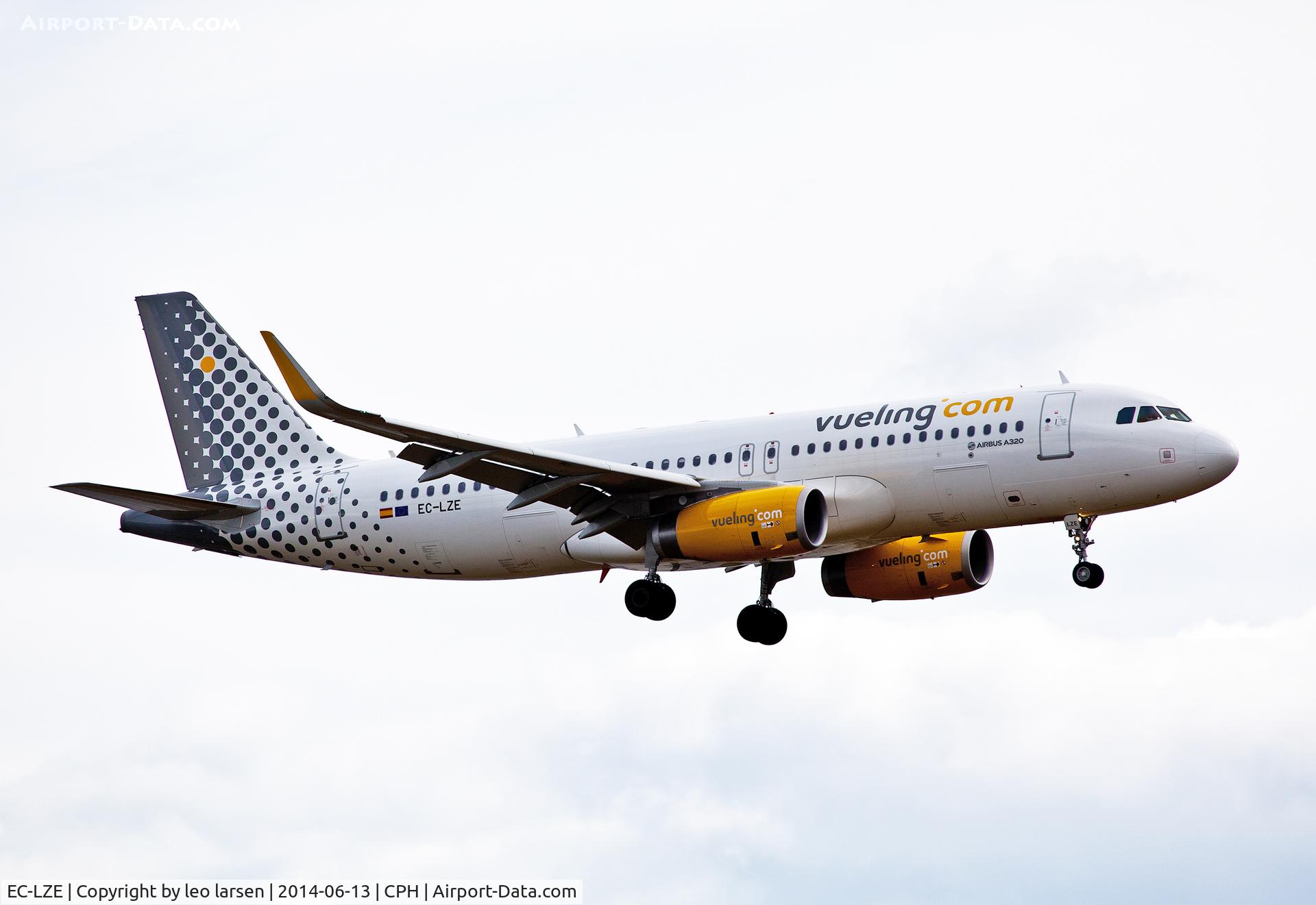 EC-LZE, 2013 Airbus A320-232 C/N 5885, Copenhagen 13.6.2014 L/D R-30