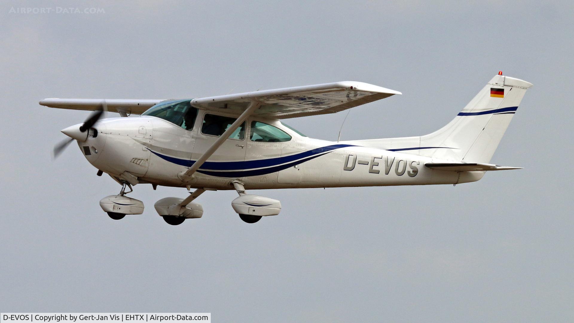 D-EVOS, 1979 Cessna 182Q Skylane C/N 182-66835, Taking off at Texel, after the fine Airshow