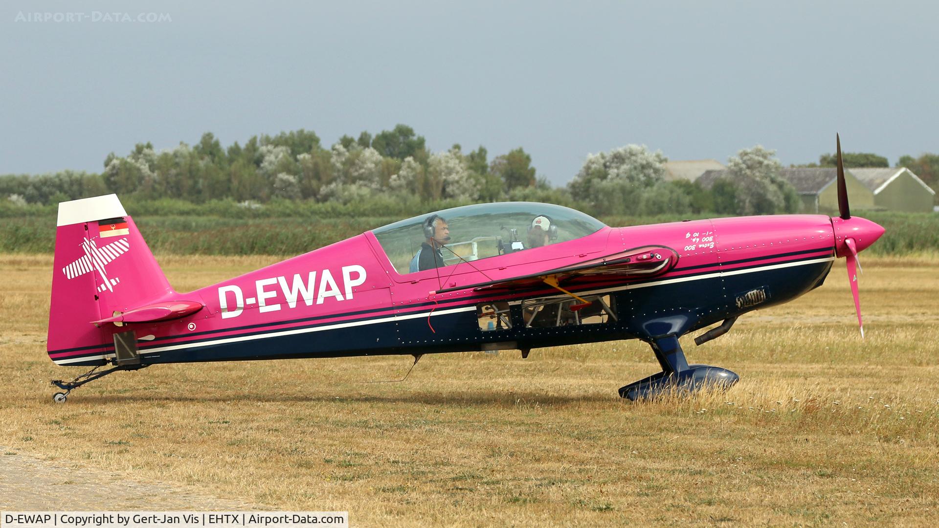 D-EWAP, 1992 Extra EA-300 C/N 034, Going out for his performance during Texel Air Show