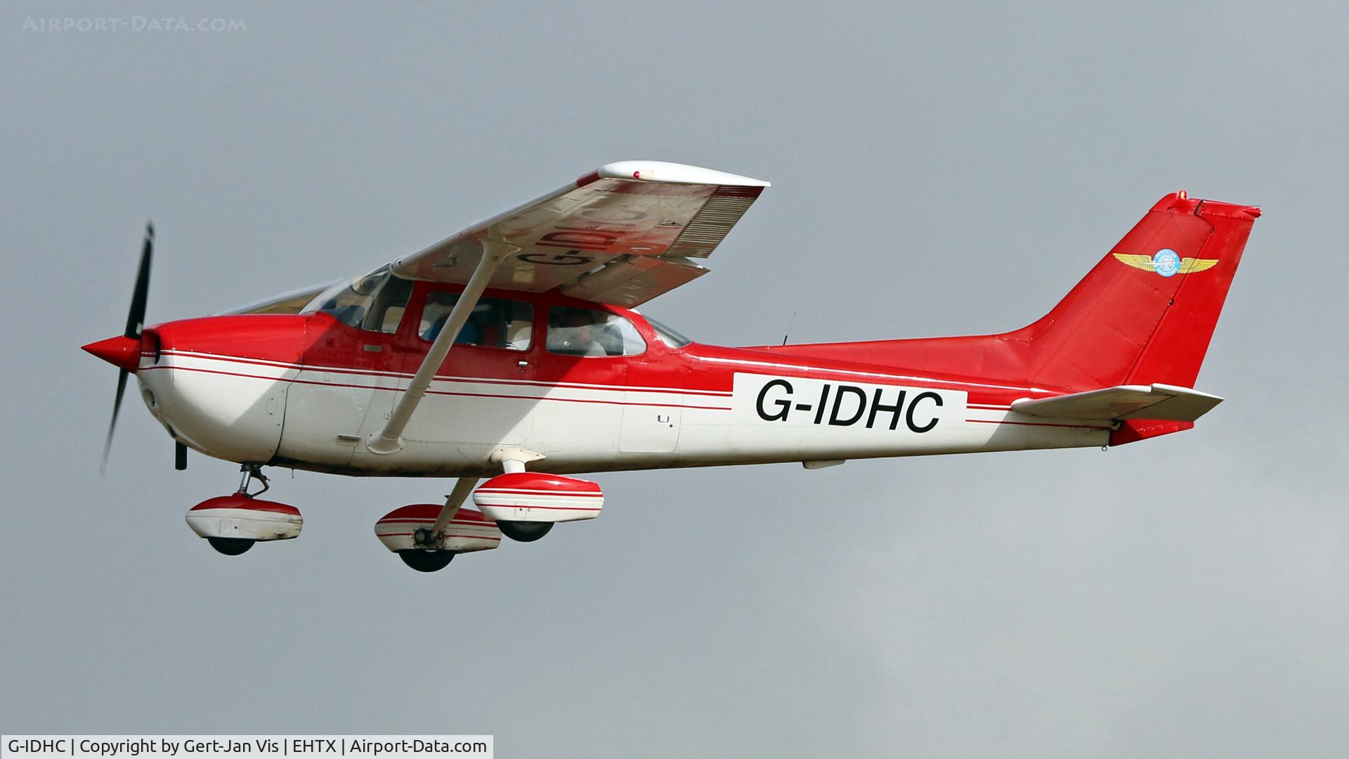 G-IDHC, 1977 Cessna 172N Skyhawk C/N 17269065, Taking off from Texel Airport