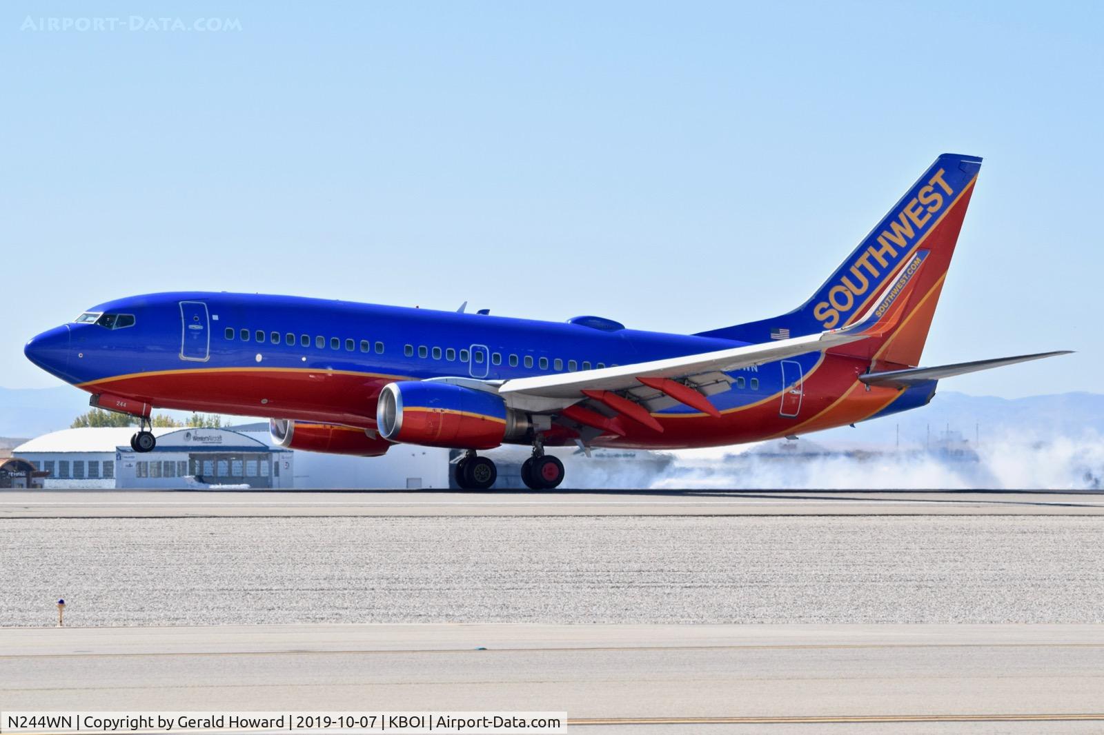 N244WN, 2006 Boeing 737-7H4 C/N 34864, Landing RWY 10L.