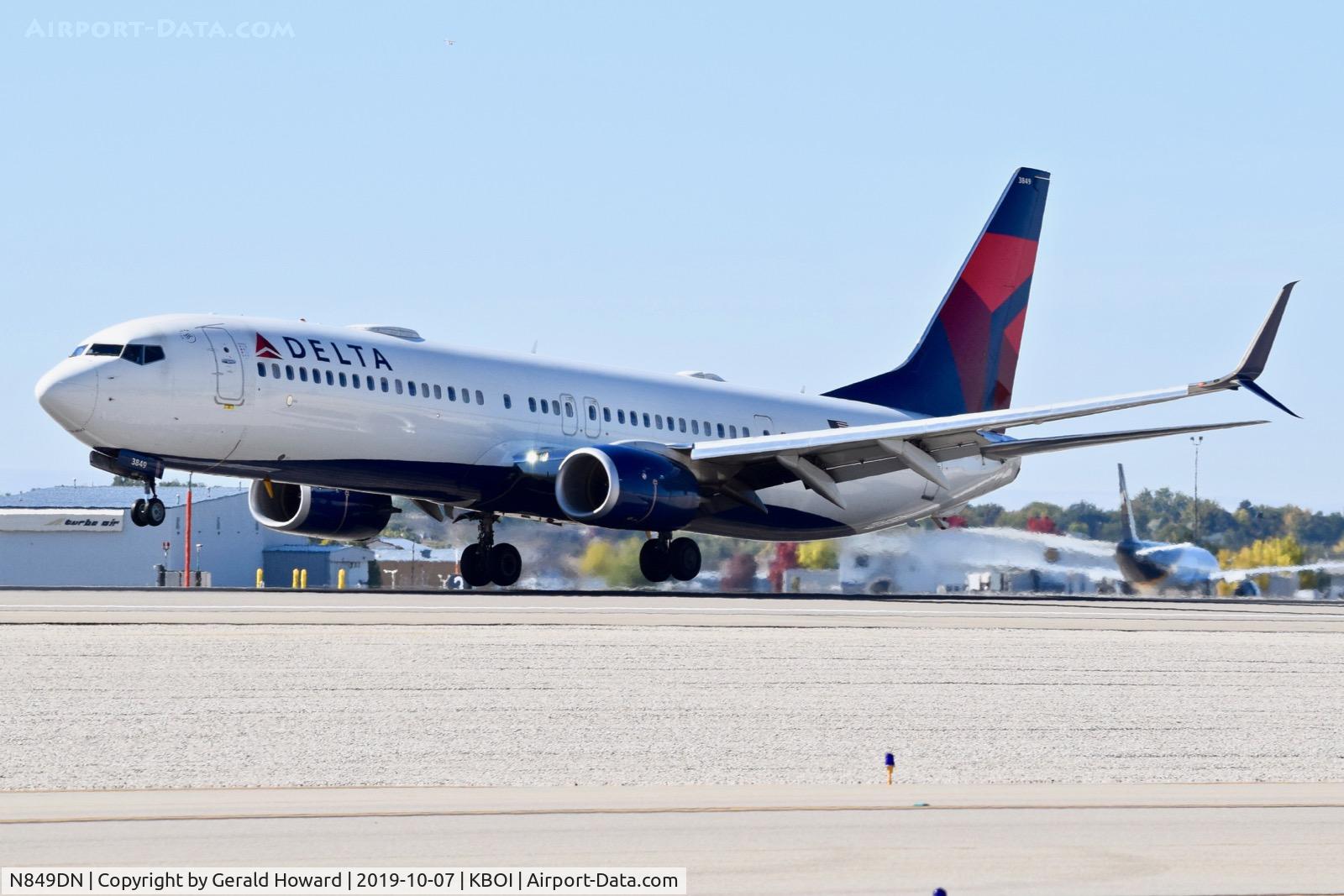 N849DN, 2015 Boeing 737-932/ER C/N 31960, Landing RWY 10L.
